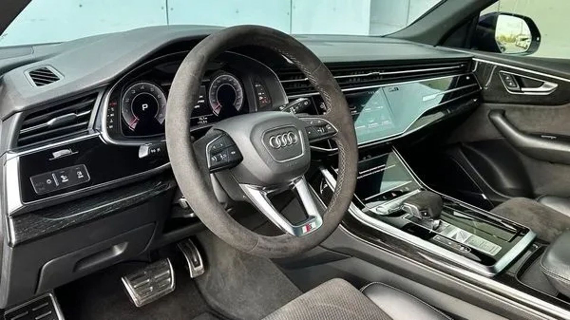 307 Позашляховик Audi Q8 синій без водія