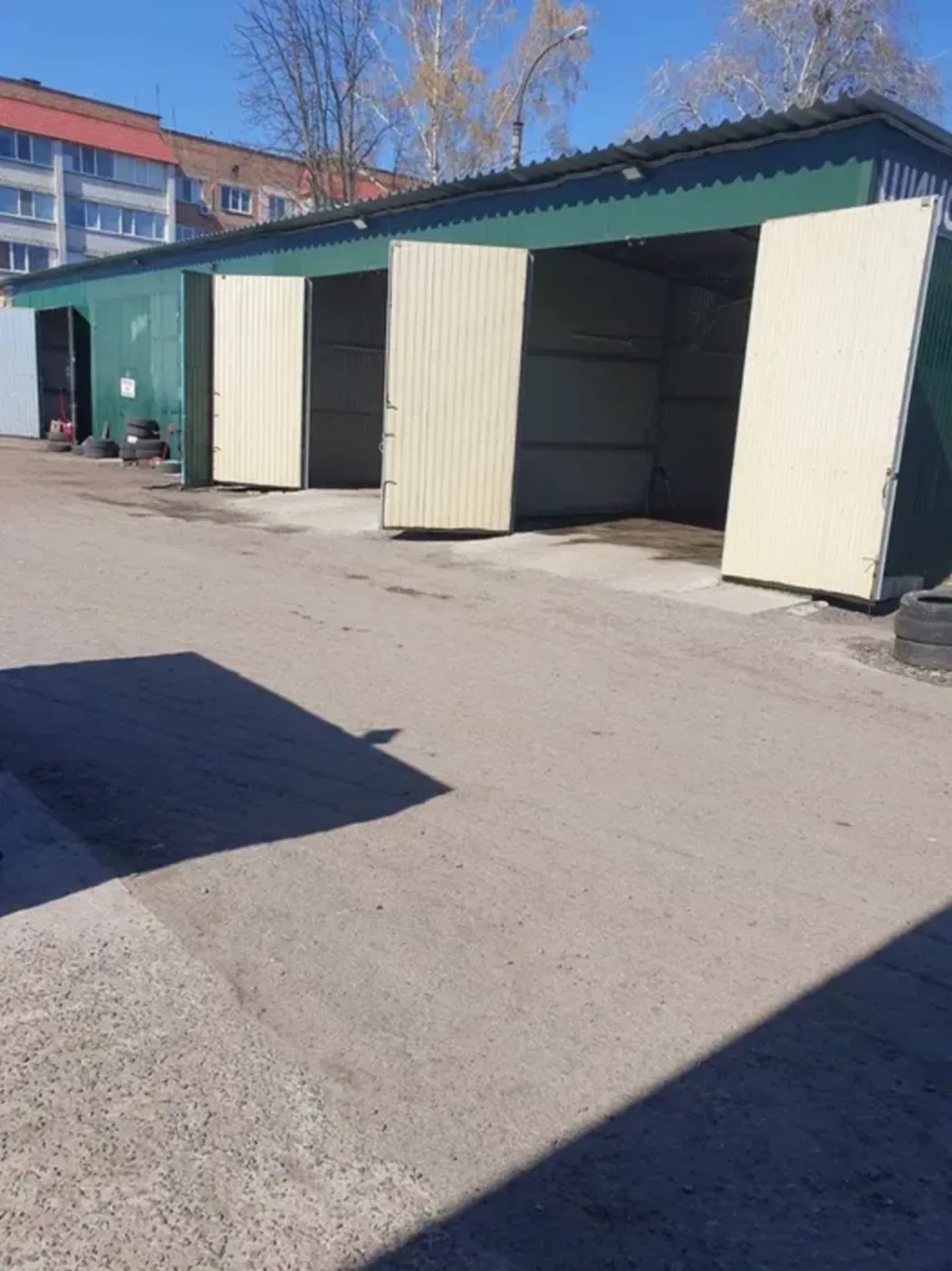 Просторий гараж з підйомним краном