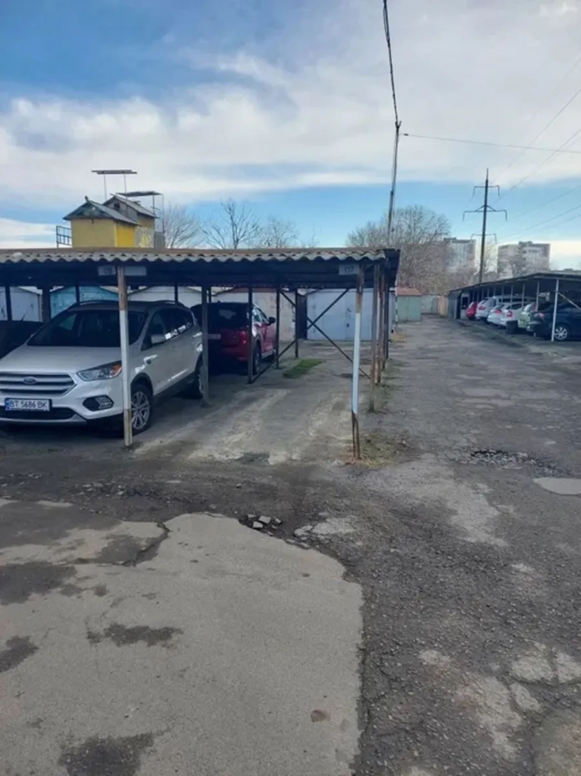 Паркомісце на охоронюваній автостоянці «Електа»