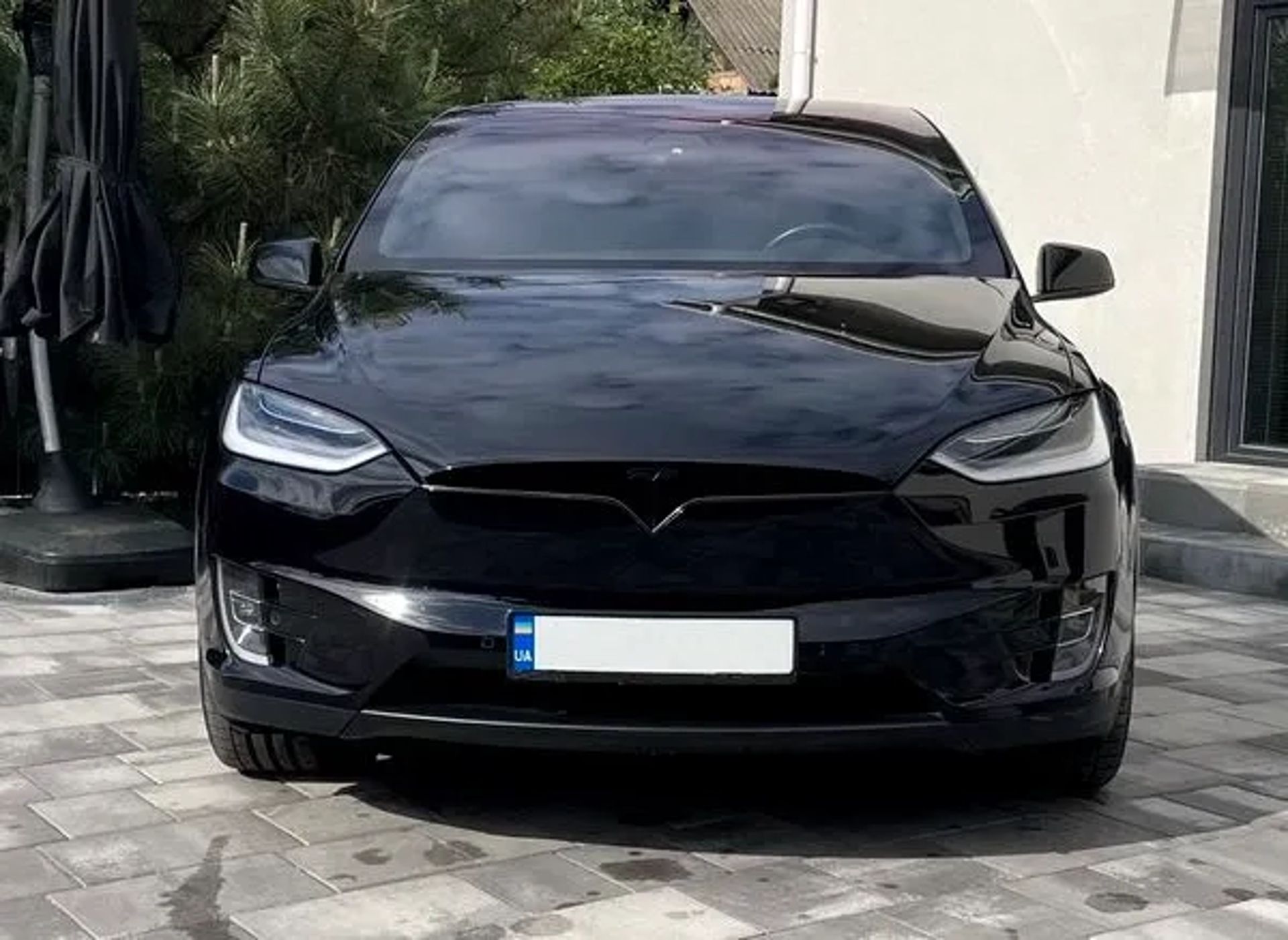 121 Tesla Model X чорна без водія у Києві