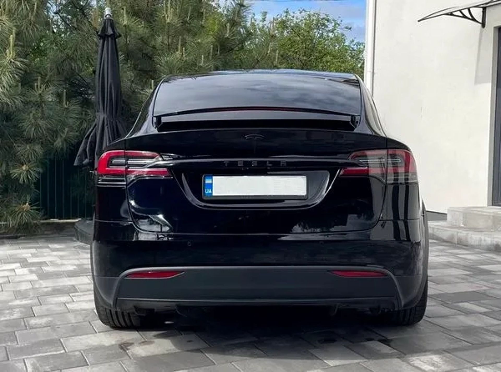 121 Tesla Model X чорна без водія у Києві