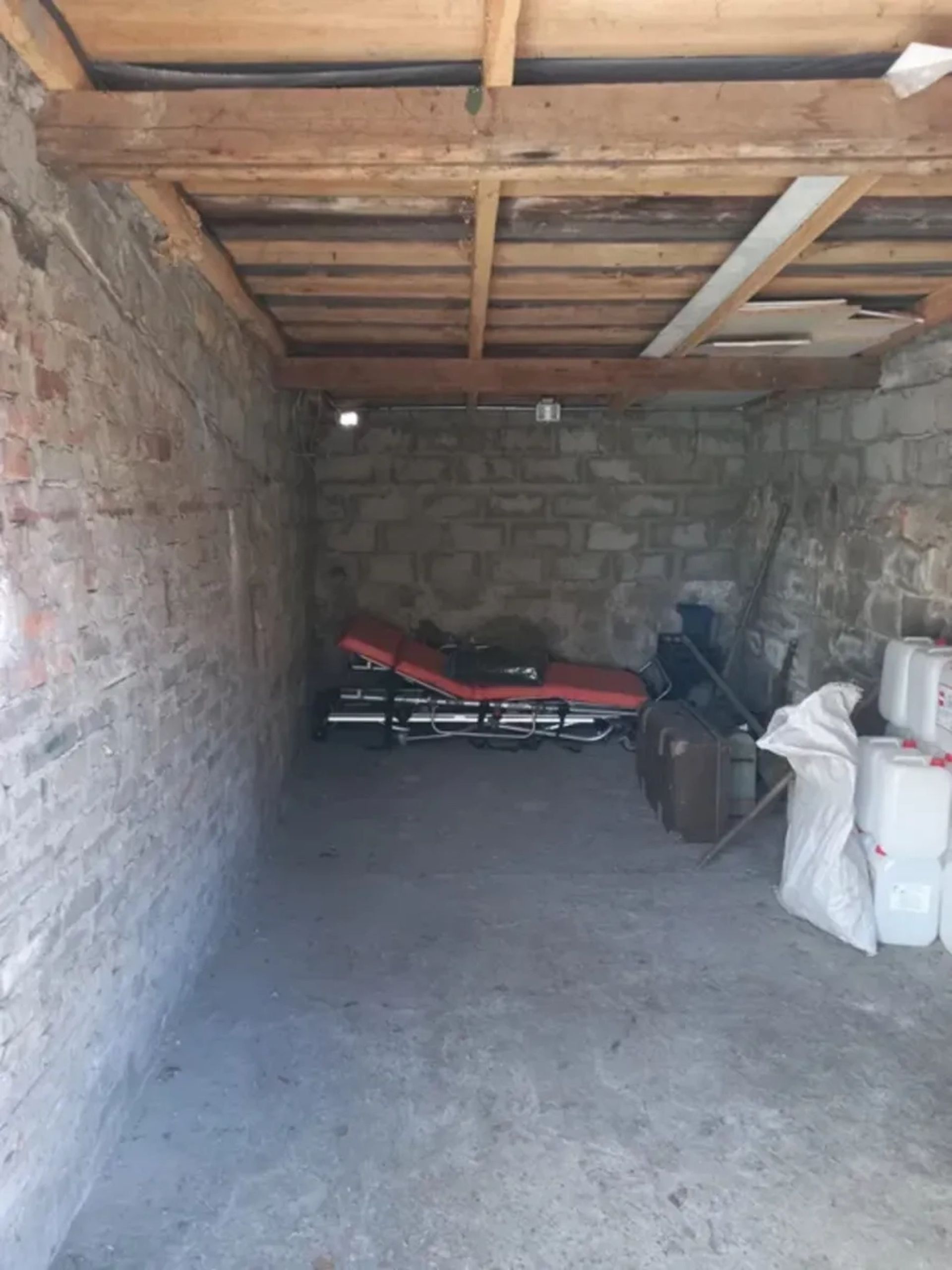Цегляний гараж у Старому місті.