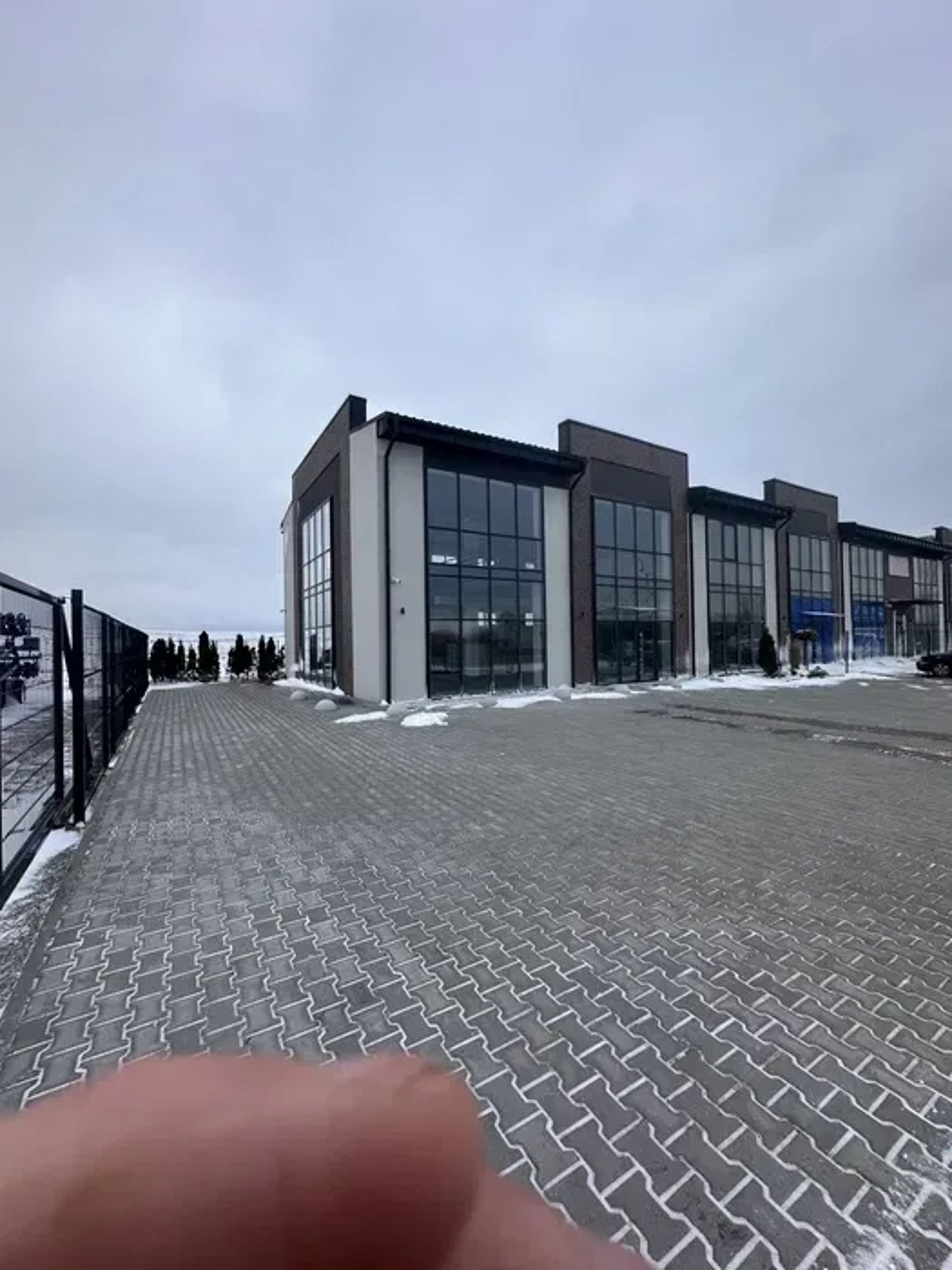 Комерційне приміщення з парковою площадкою