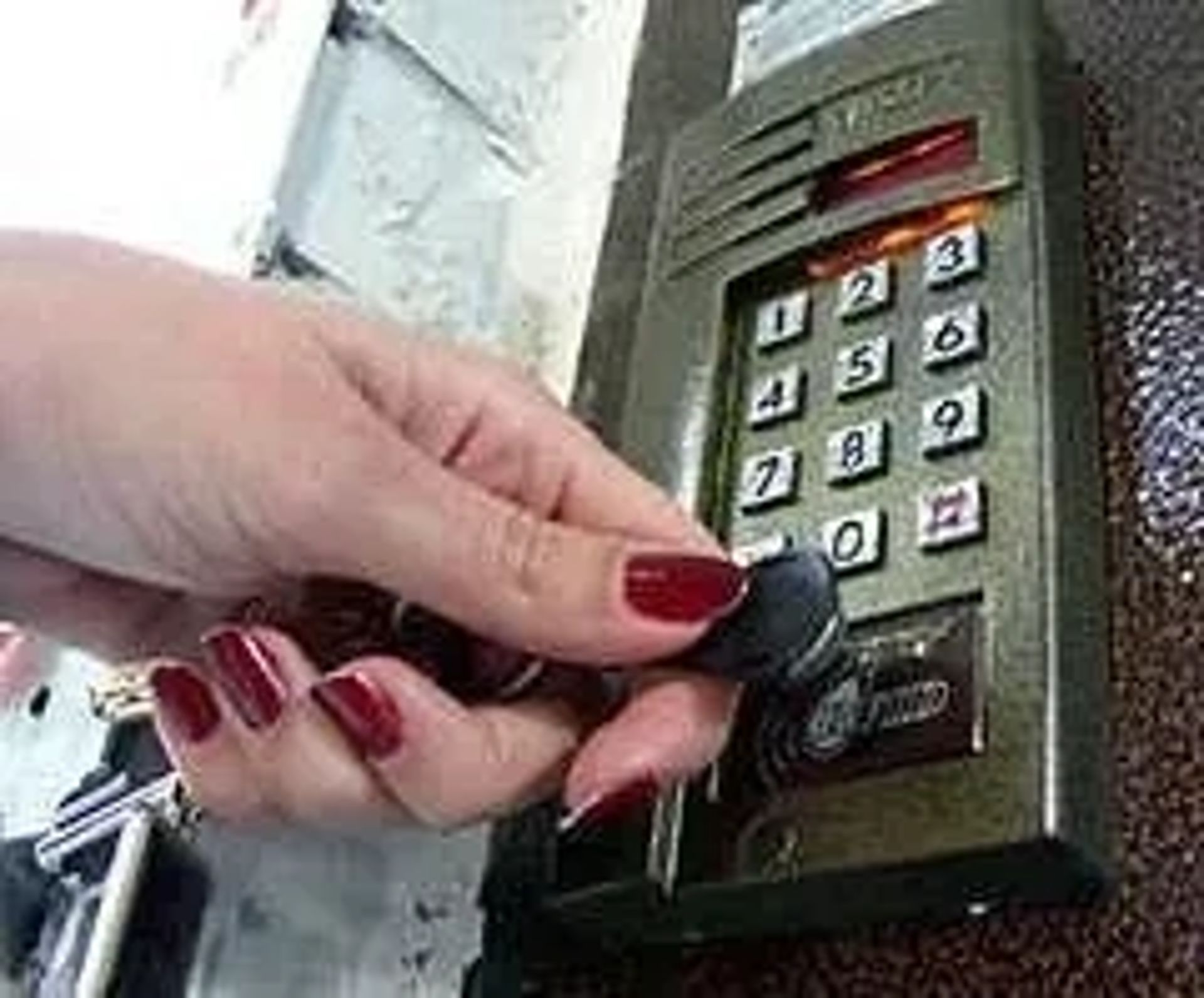 Ремонт сервіс воріт всіх типів. Автоматика, ролети, шлагбаум, домофон.