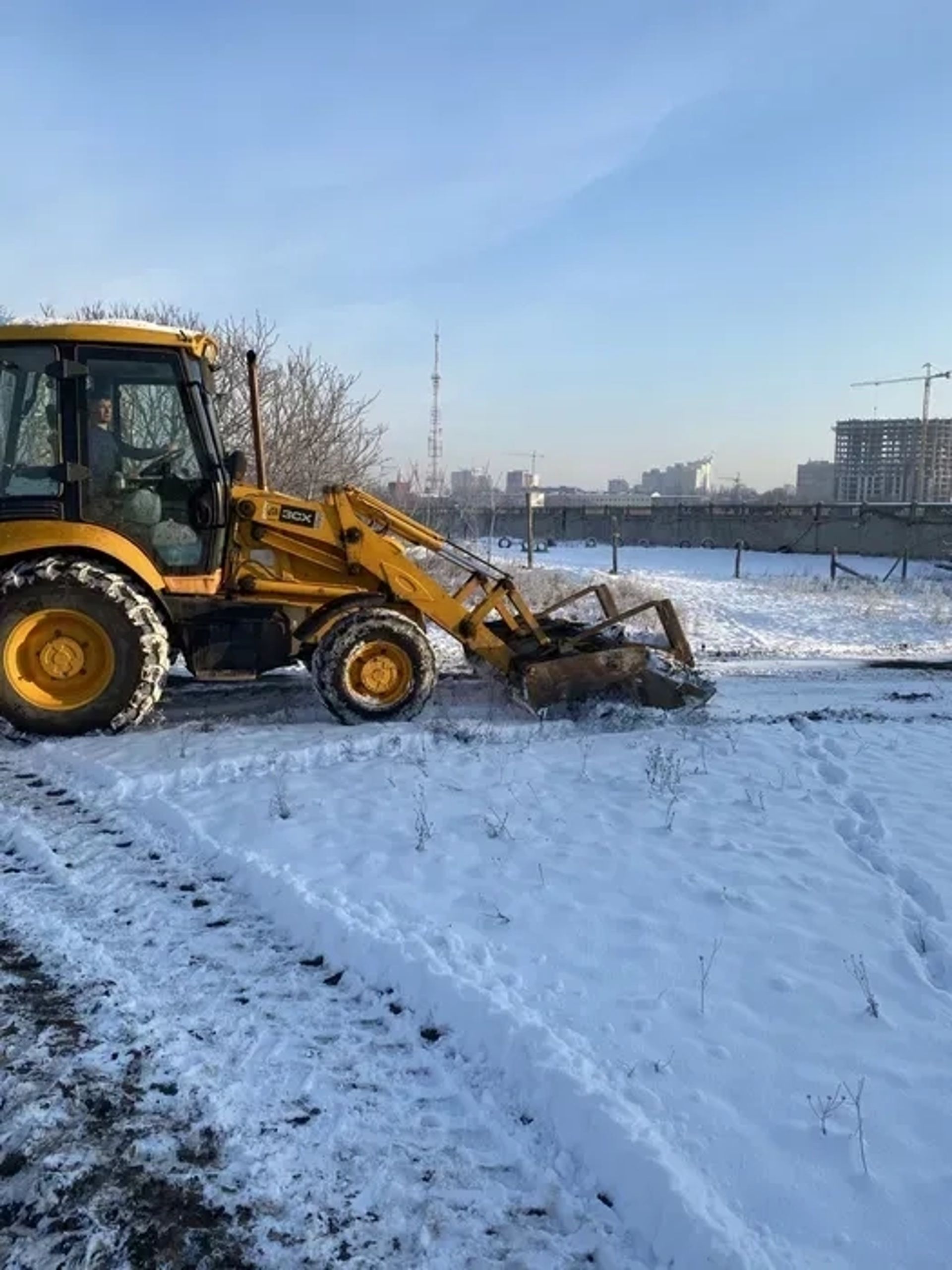 Екскаватор-навантажувач JCB 3CX для будівельних і комунальних робіт.