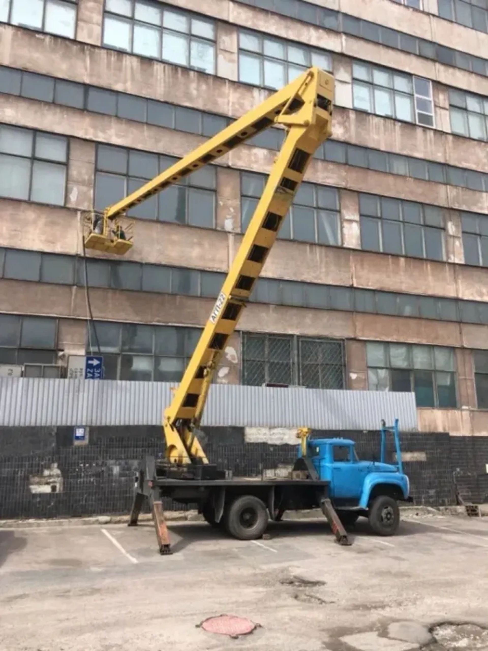 Автовишка АГП-22 на базі вантажного автомобіля ЗІЛ-130