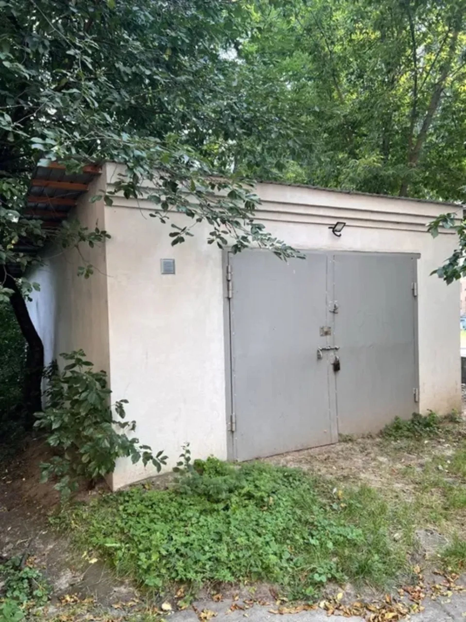 Гараж із зарядним для електромобіля