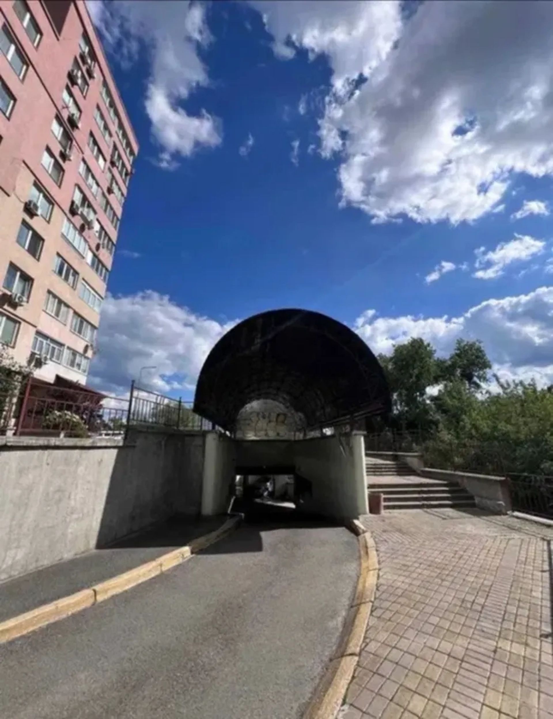 Паркомісце на цокольному поверсі з охороною та відеоспостереженням