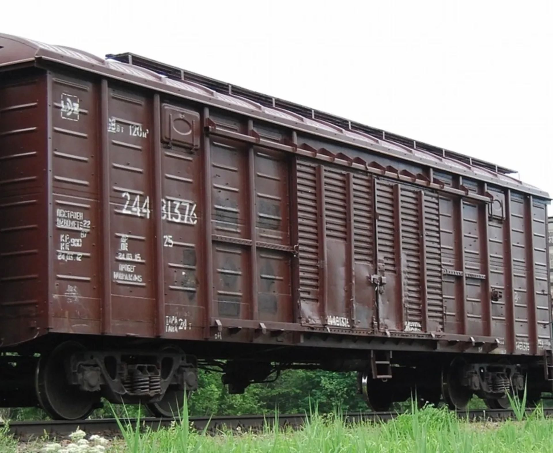 Вантажний критий вагон моделі 11-270