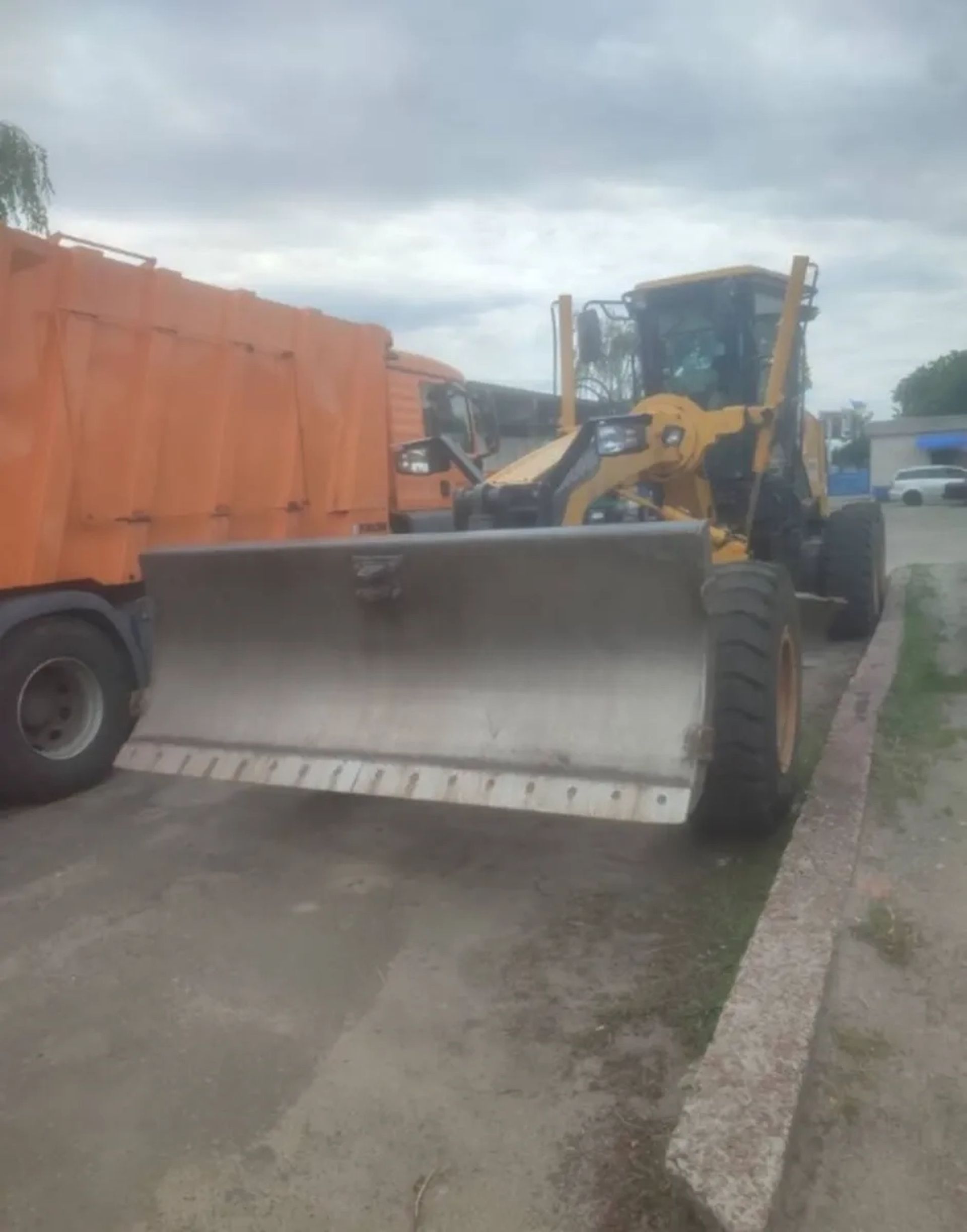 Автогрейдер LiuGong CLG4165D для дорожніх робіт.