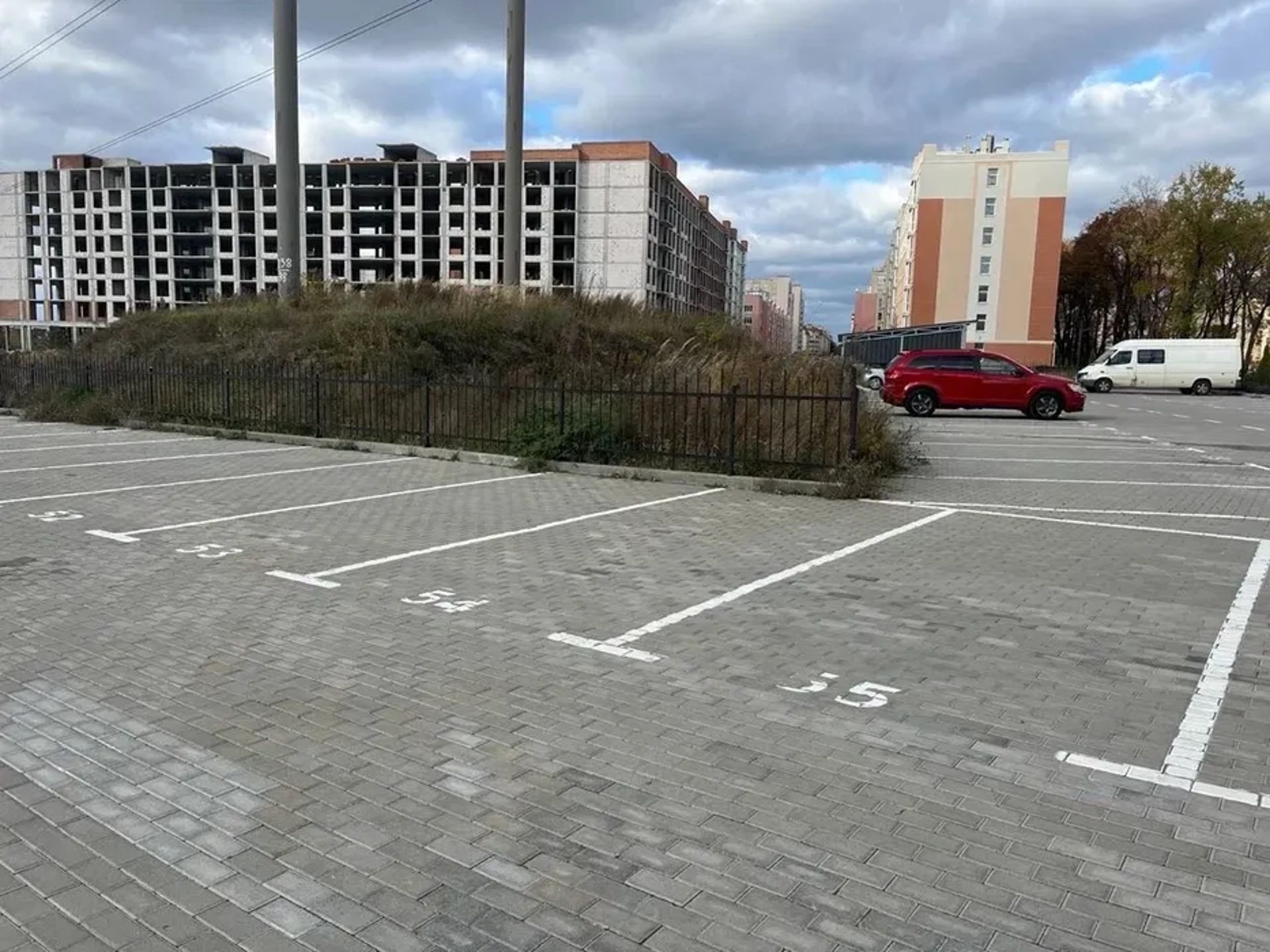 Паркомісце між жк “Smart Residence” та “Sanville Park”