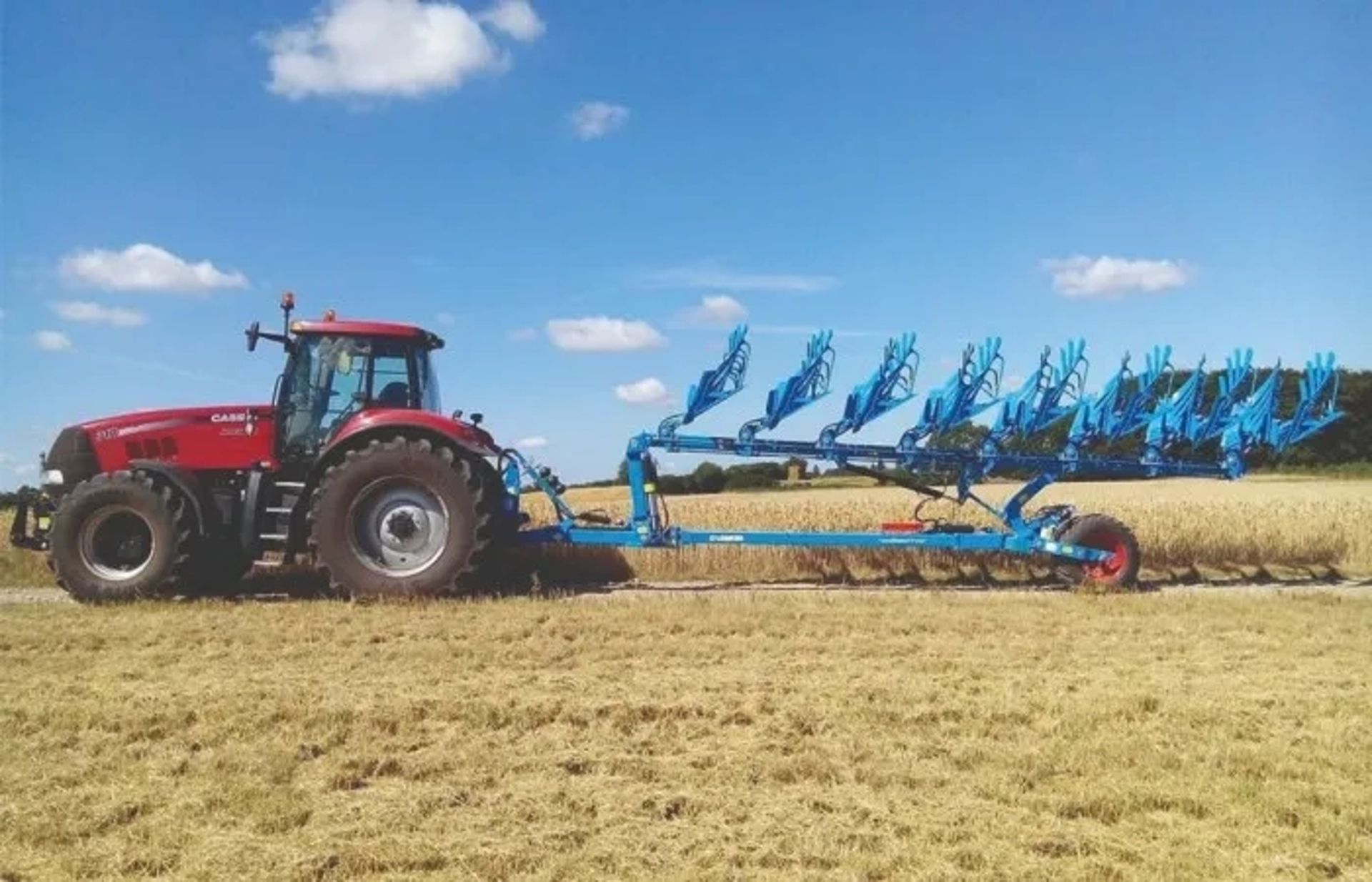 Оранка поля плугом Lemken , професійно.