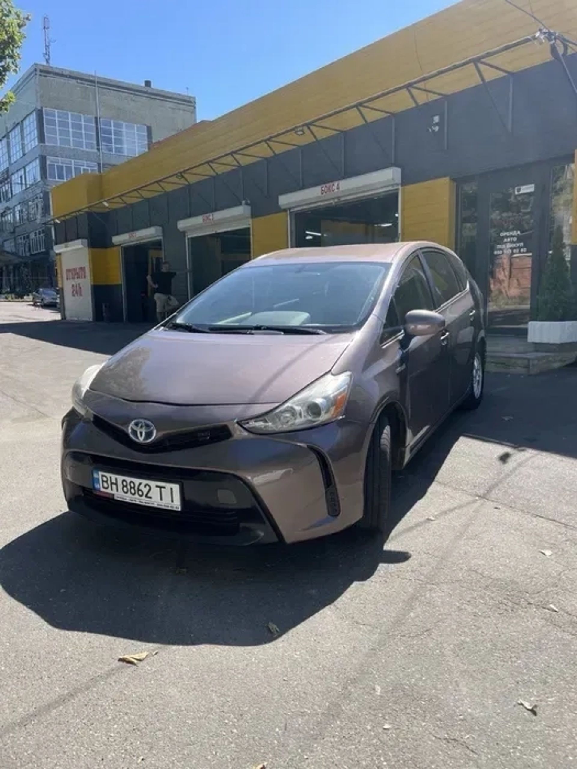 Автомобіль Toyota Prius V 2016 року