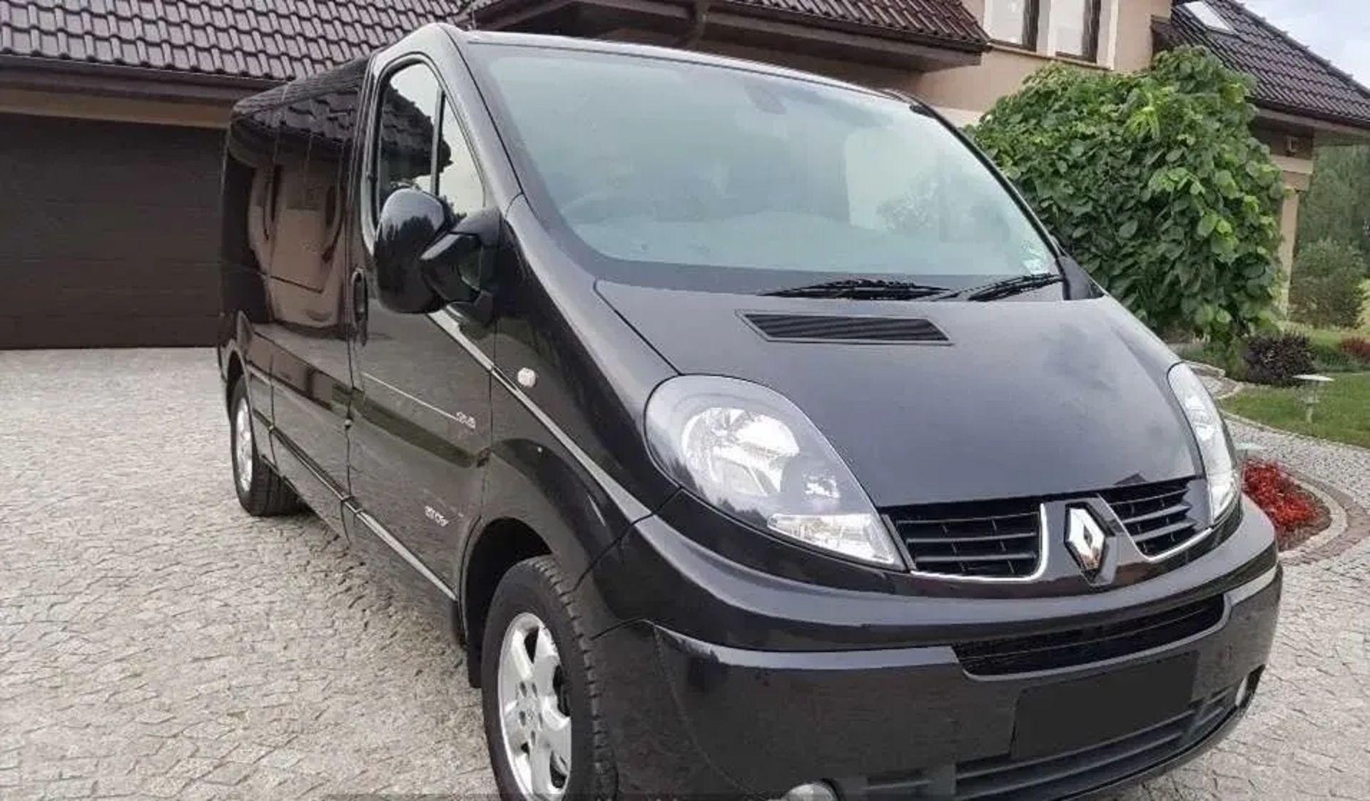 Мікроавтобус Renault Trafic Black Edition (8 пасажирських місць)