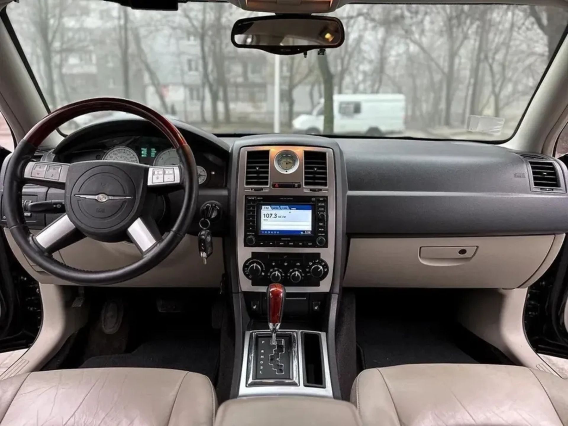 Chrysler конфортний автомобіль преміум класу