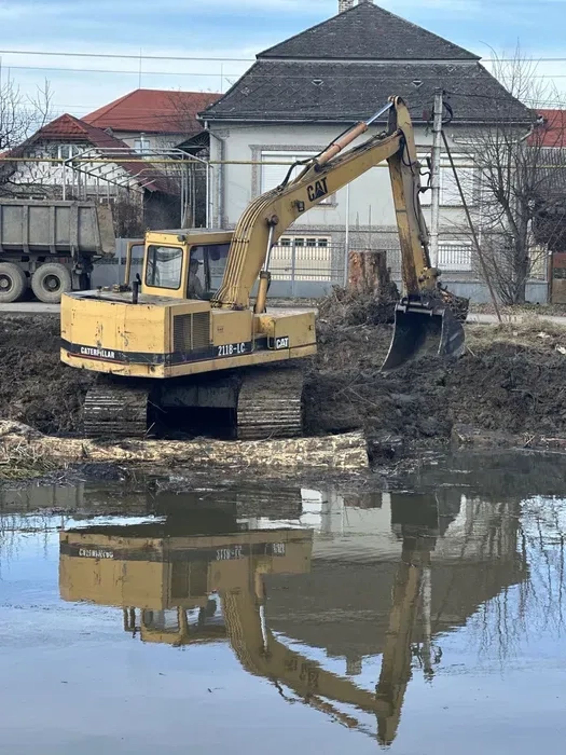 Послуги екскаватора CAТ 211LC