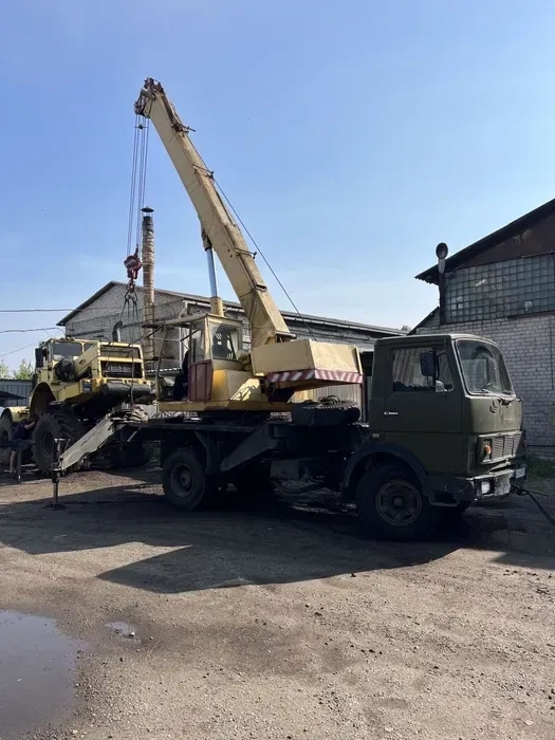 Автокран КС-3577 на шасі МАЗ-5334 для будівельних і монтажних робіт