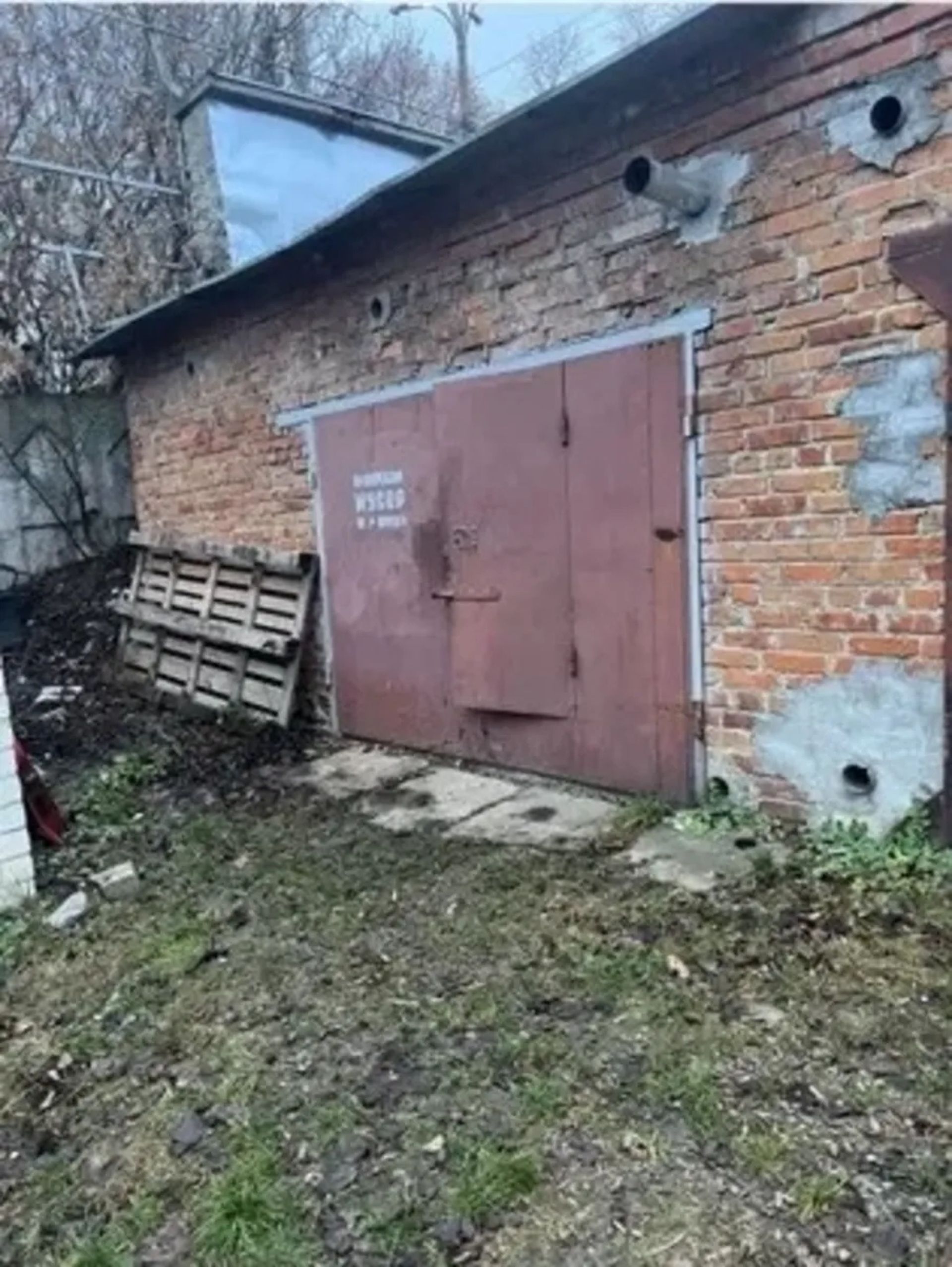 Цегляний гараж у дворі приватного будинку