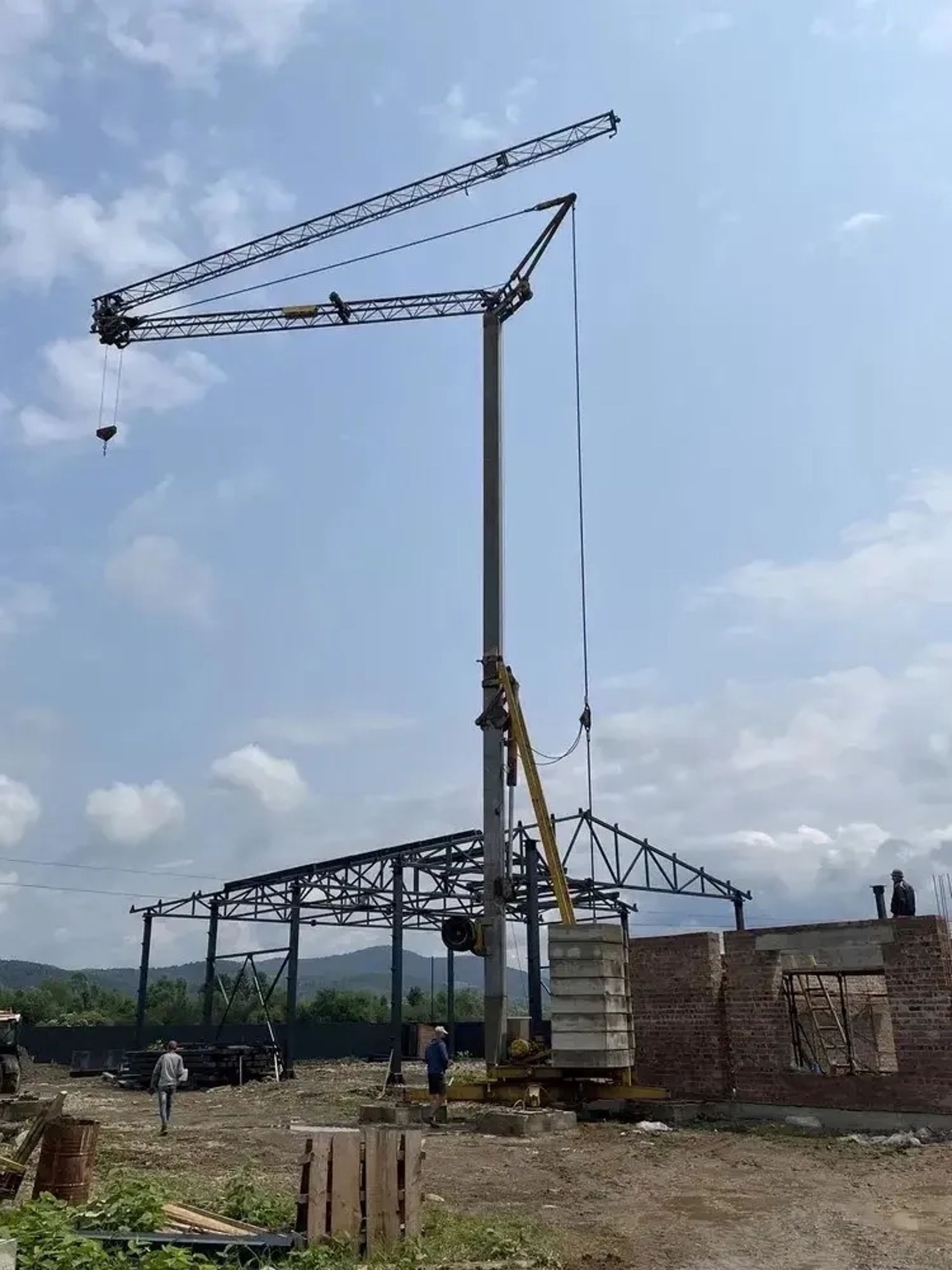 Будівельний баштовий кран для підйому будівельних матеріалів.
