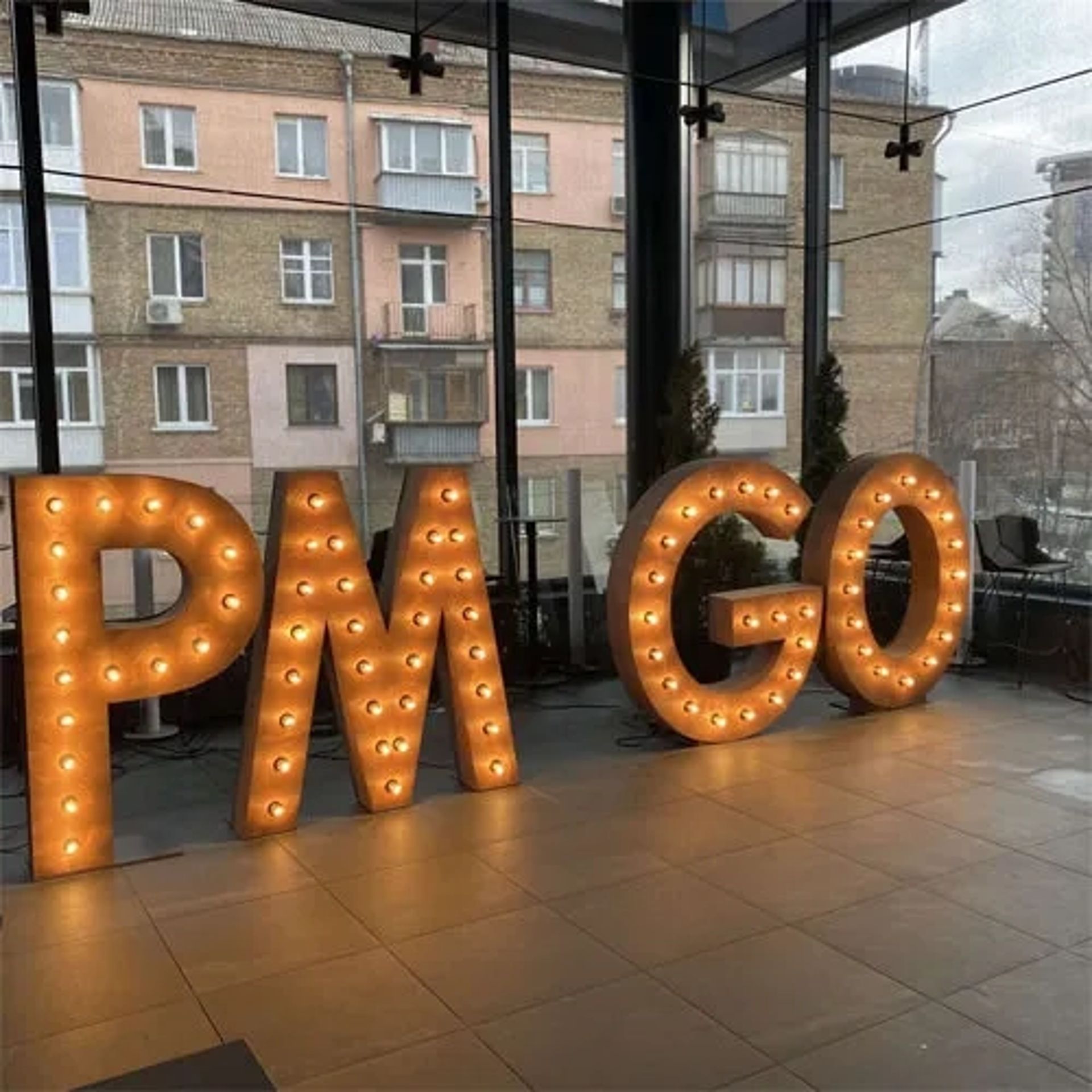 Об’ємні літери з лампочками