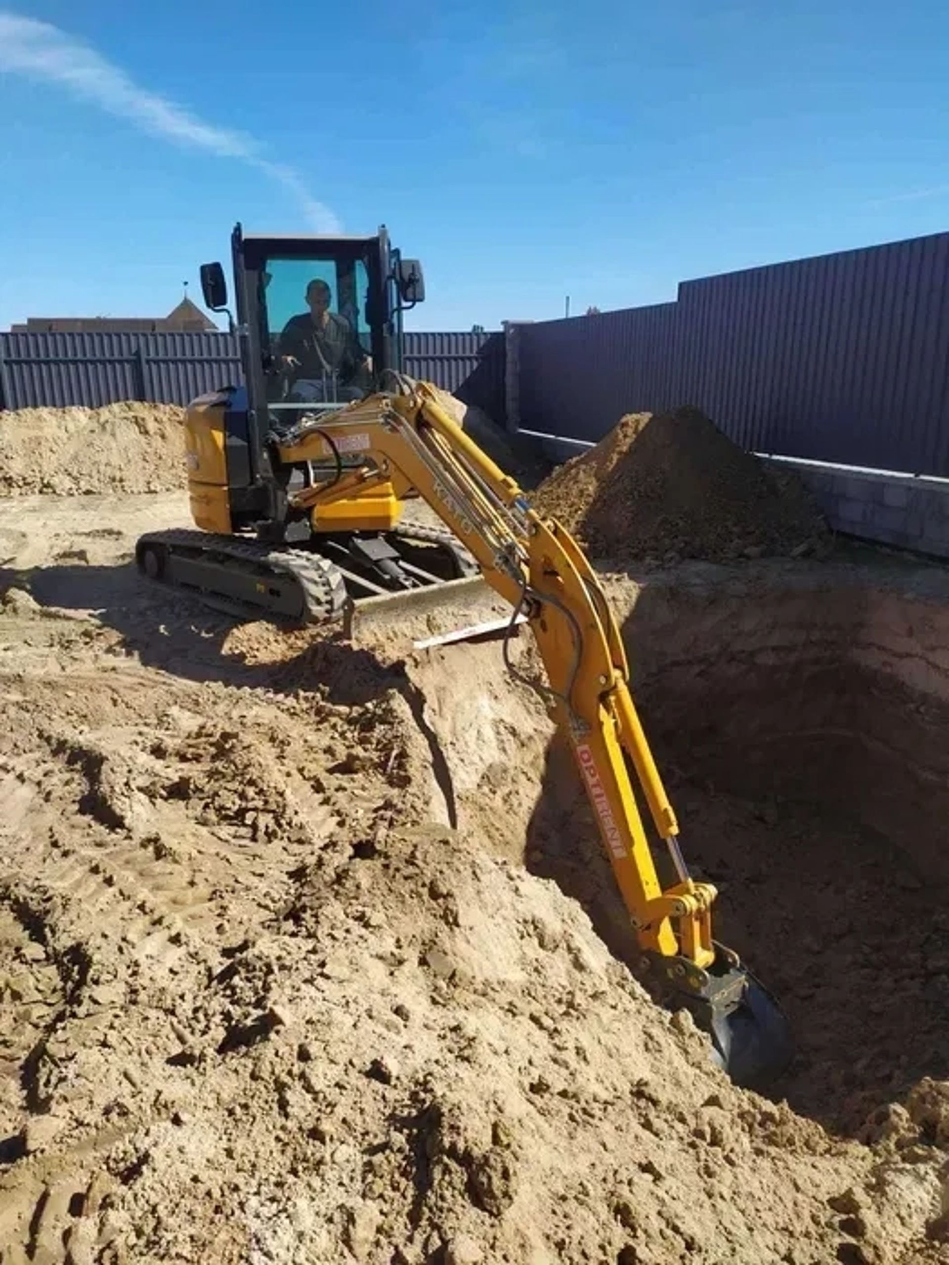  Міні екскаватор KATO HD37, JCB
