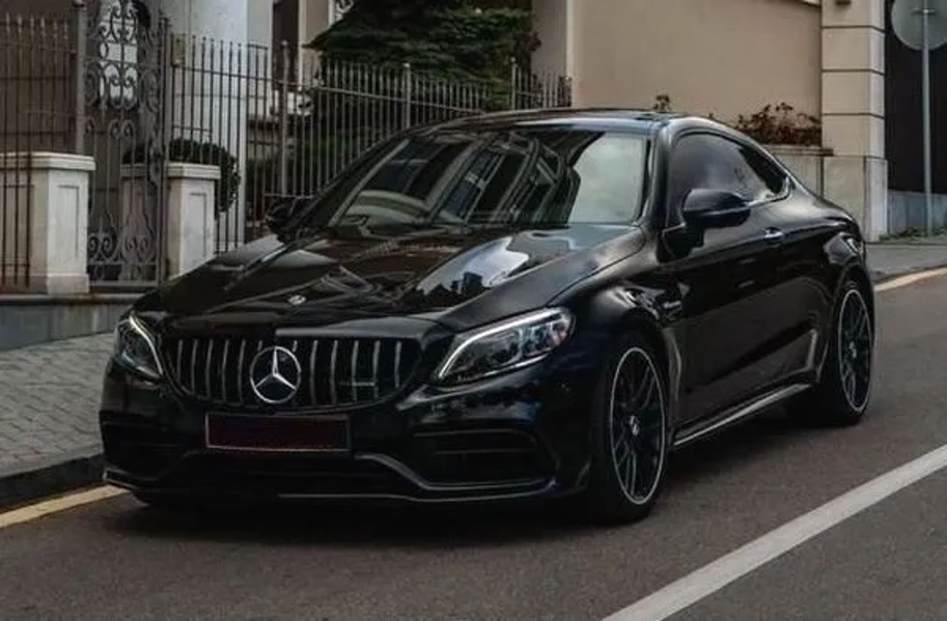 345 Mercedes-Benz C63 AMG Сoupe з водієм та без