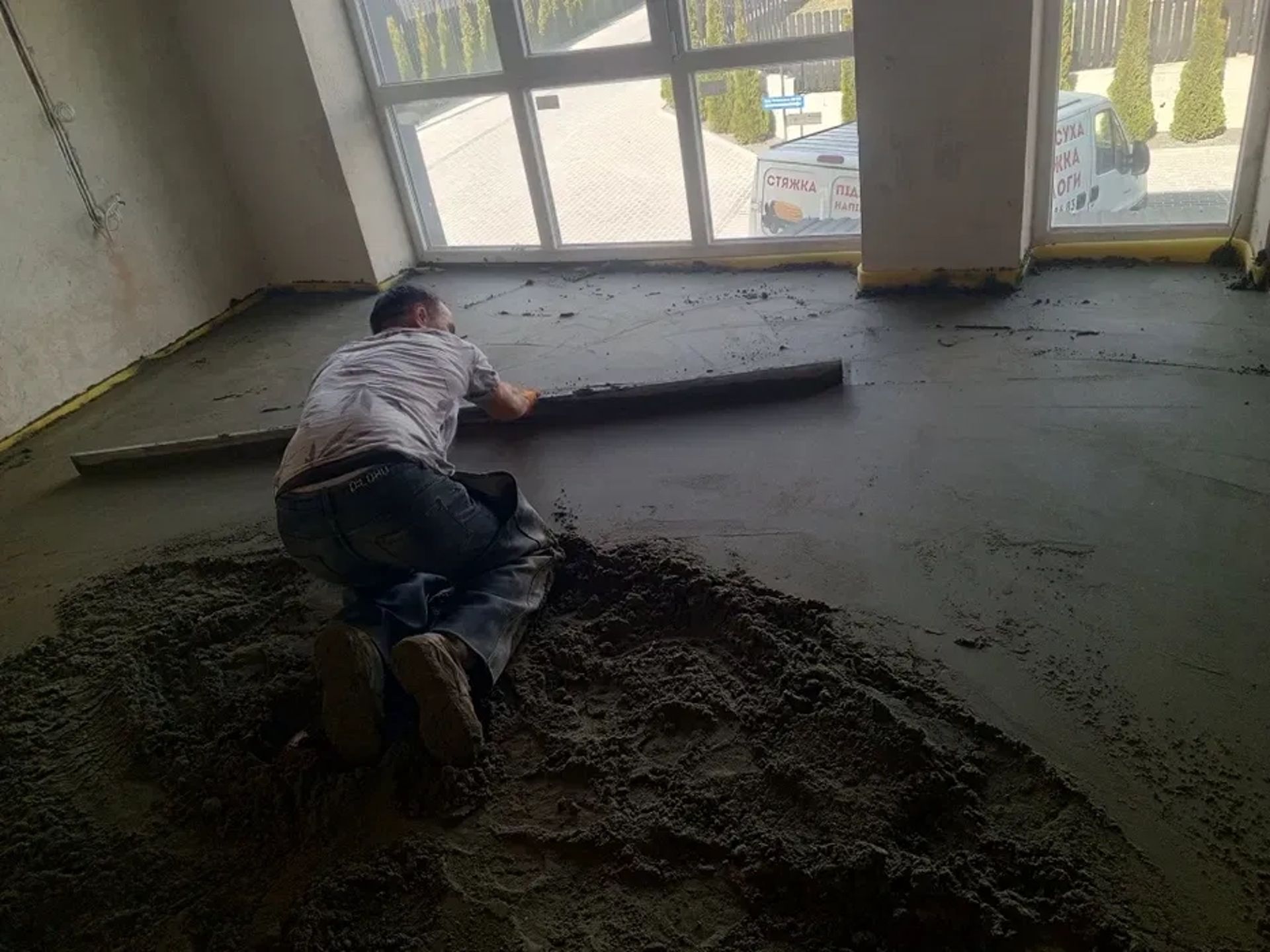Професійна стяжка підлоги.