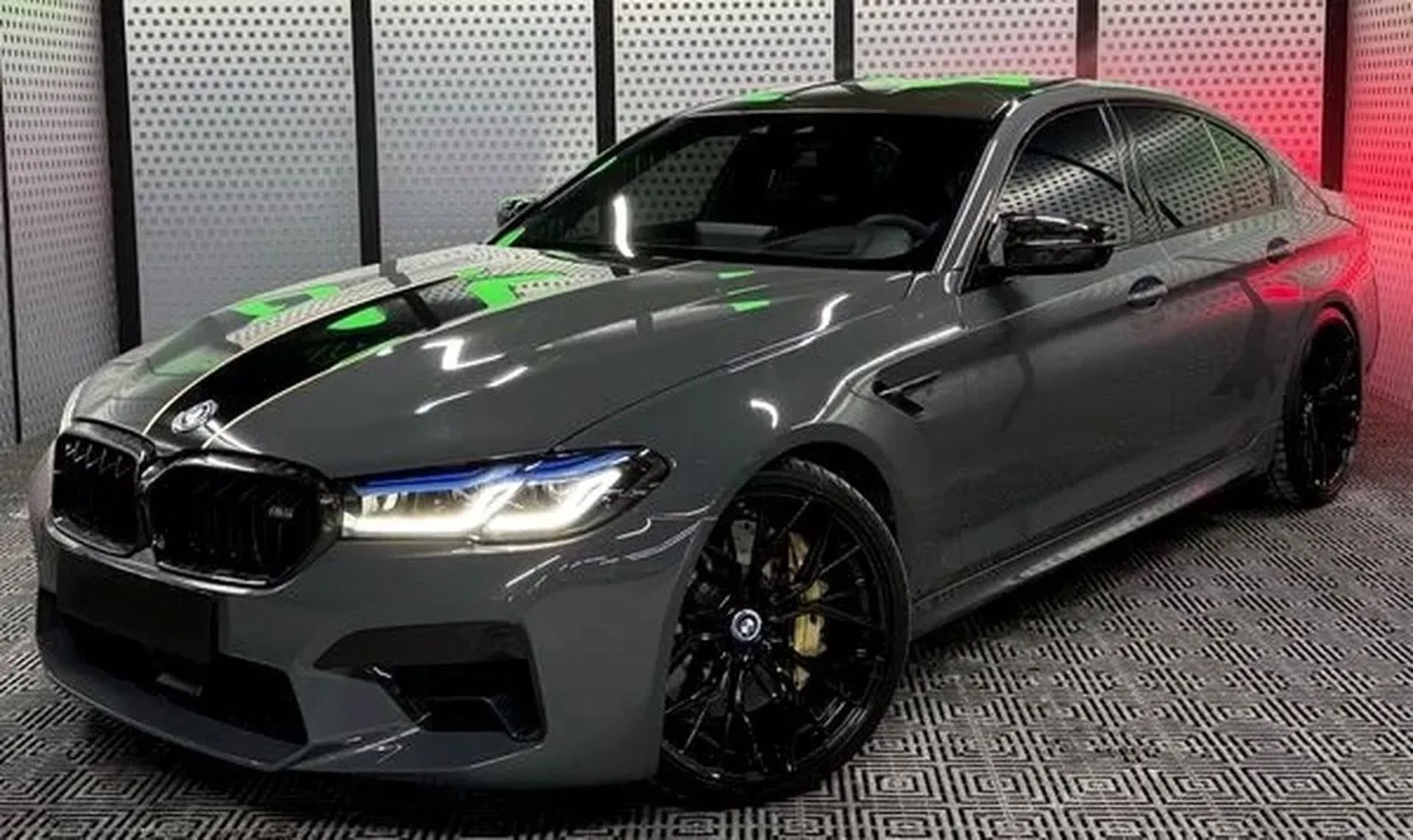 383 BMW M5 F90 Competition сірий