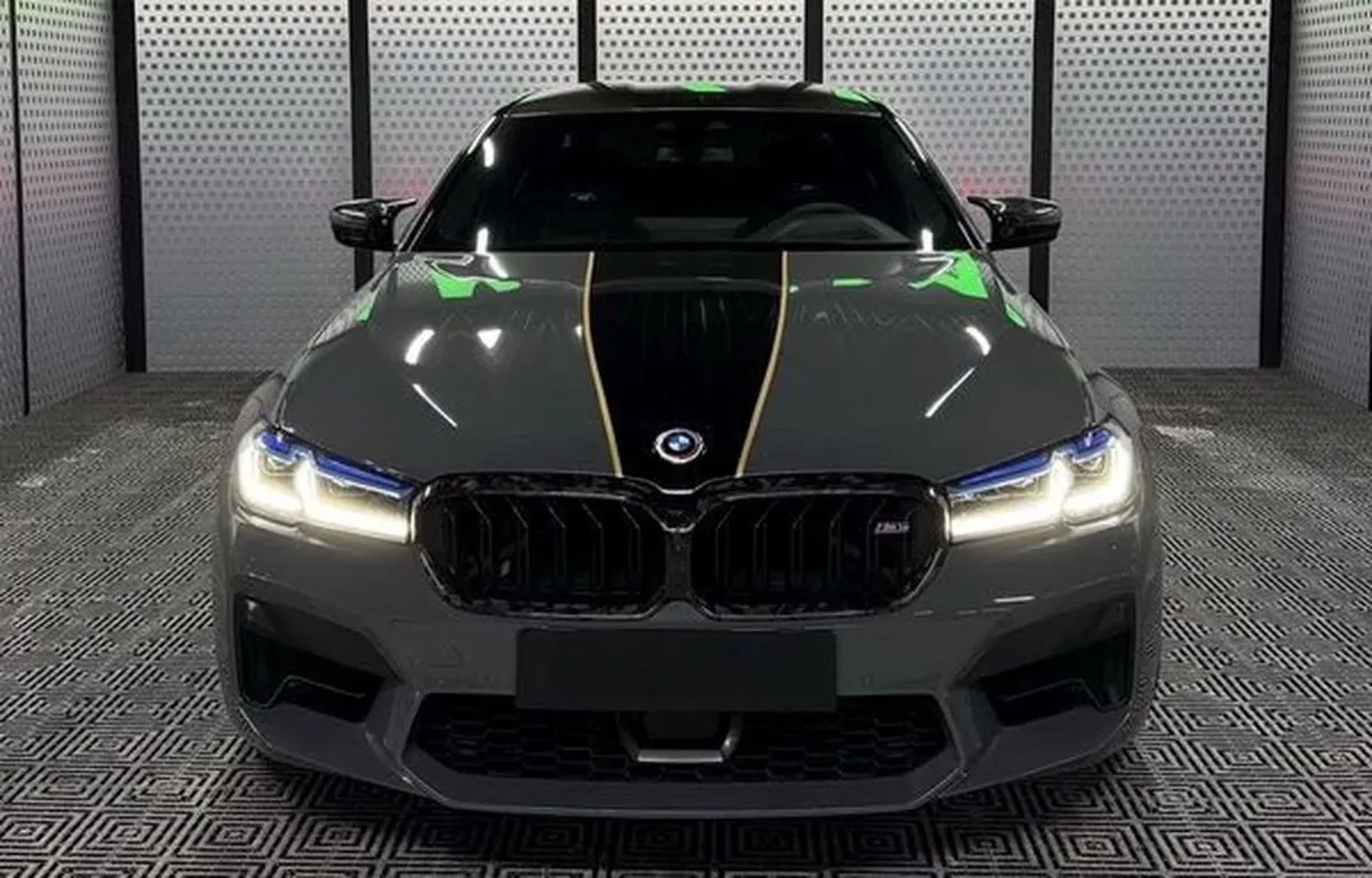 383 BMW M5 F90 Competition сірий