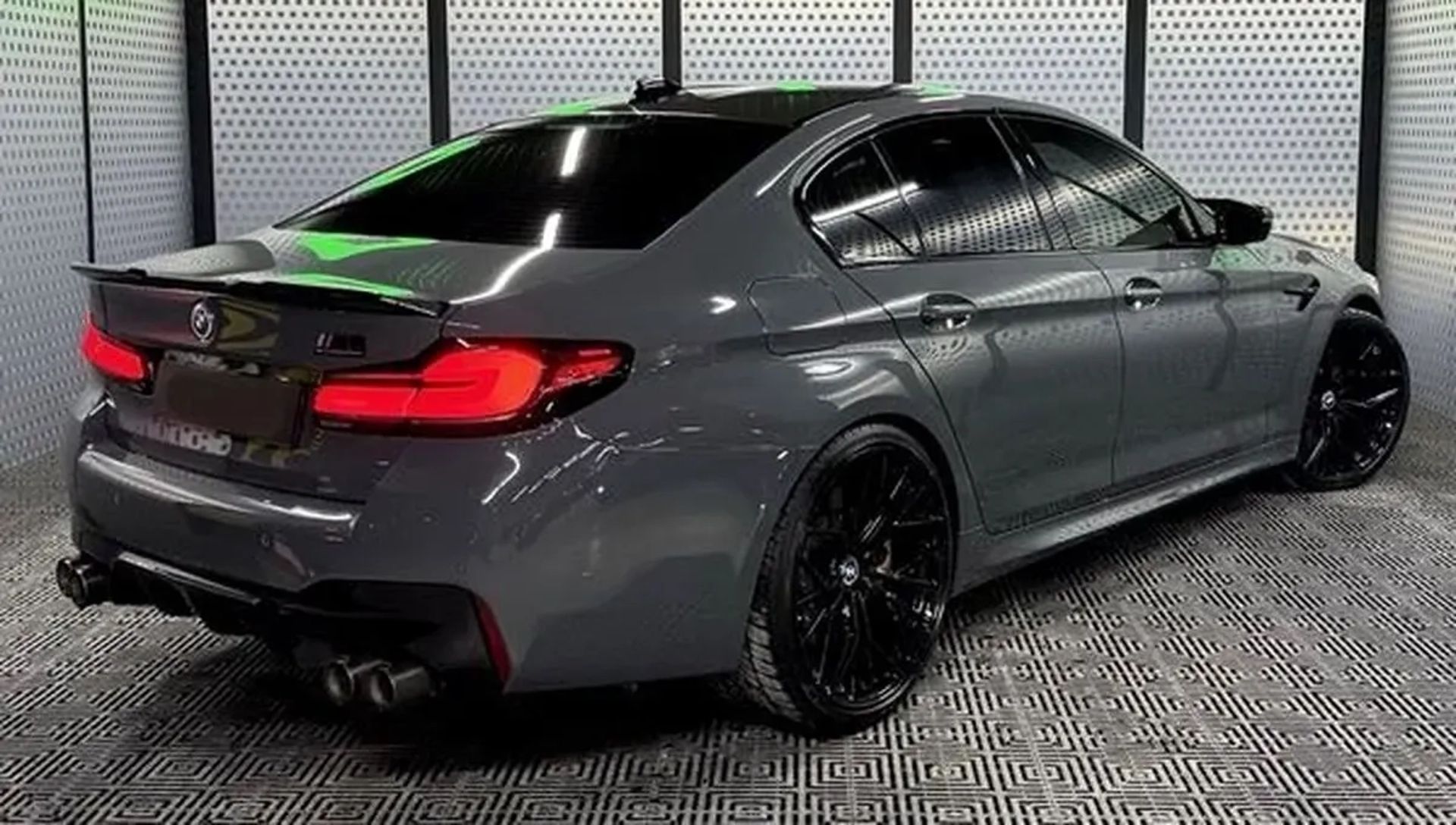 383 BMW M5 F90 Competition сірий