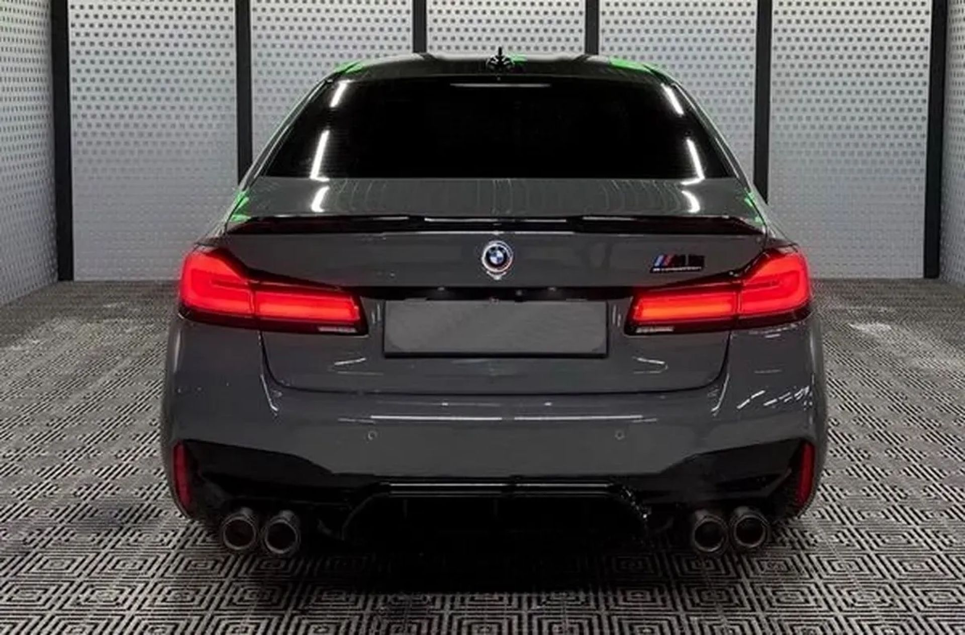 383 BMW M5 F90 Competition сірий