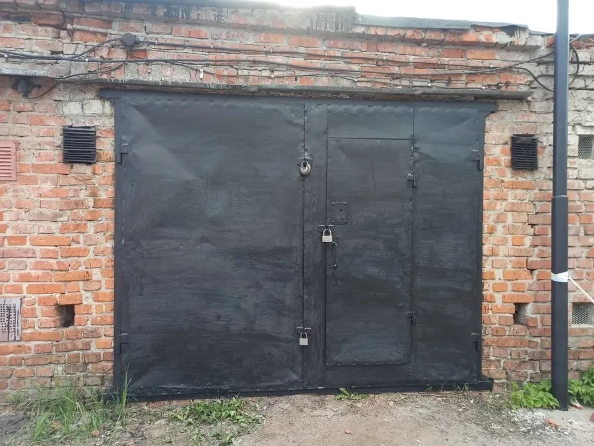 Гараж цегляний з підвалом для авто та зберігання речей