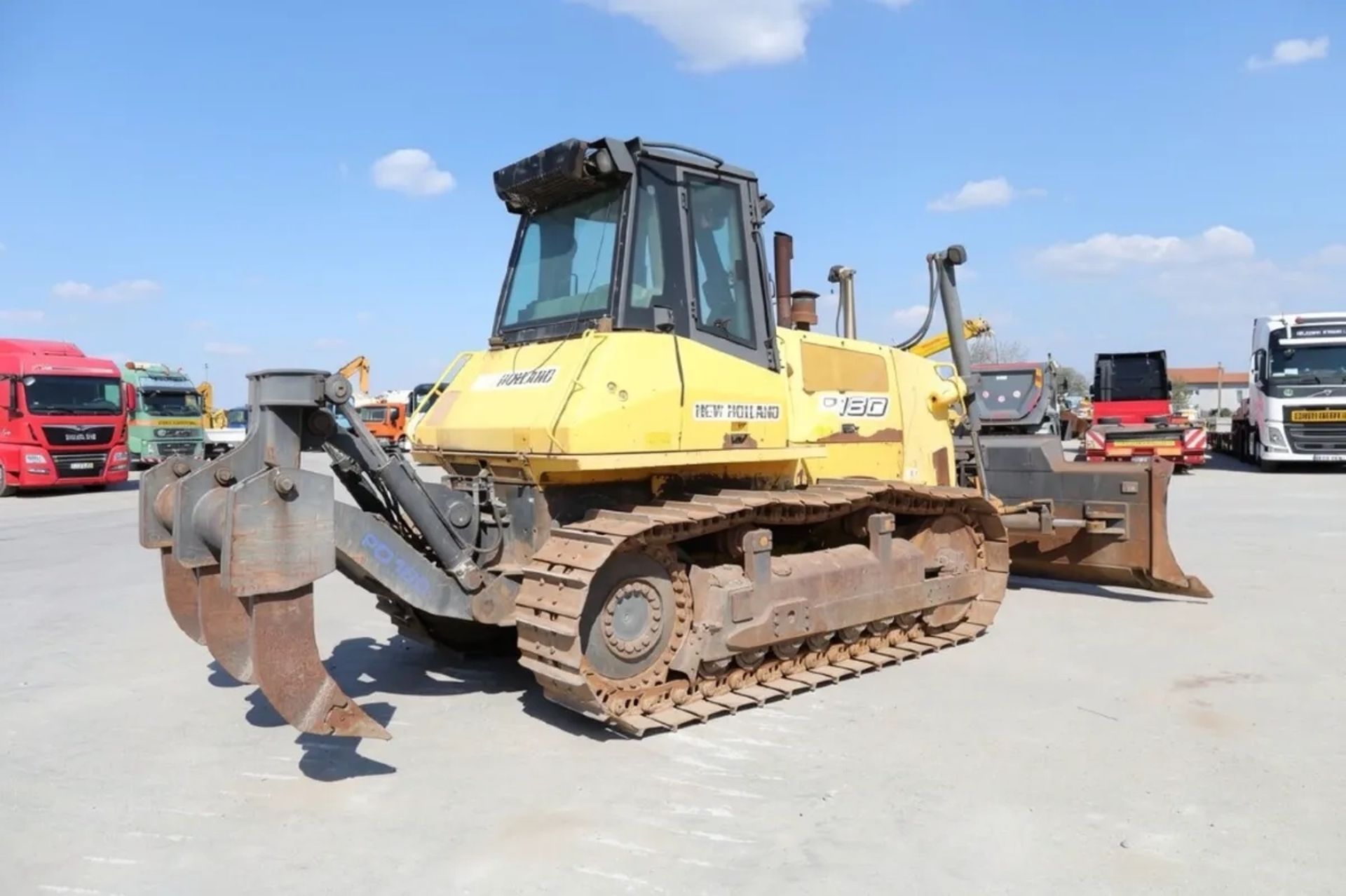 Бульдозер NEW HOLLAND D180 техніка для будівництва