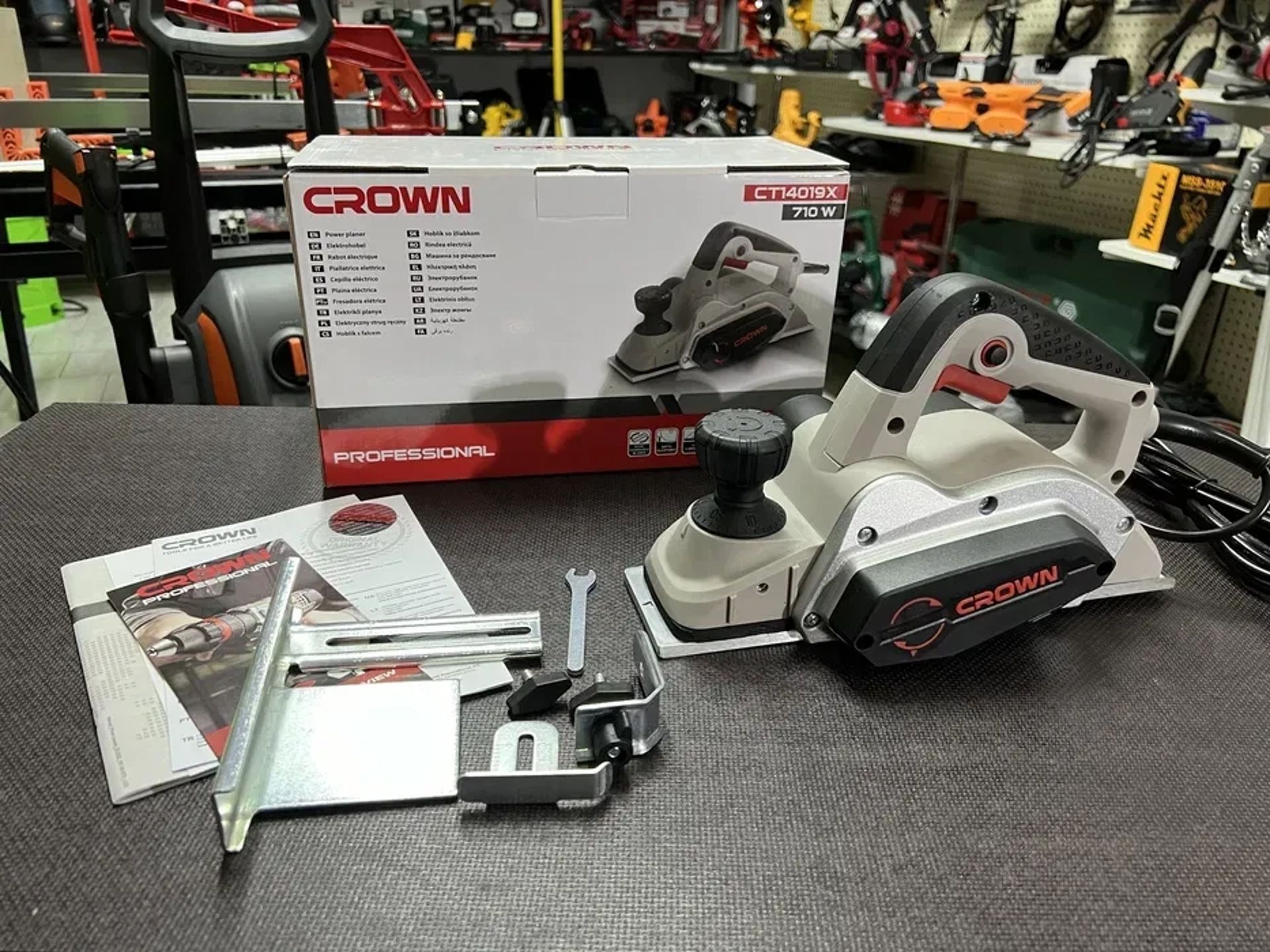 Рубанок електричний Електрорубанок Crown CT14019X 710 Вт 16 000 об