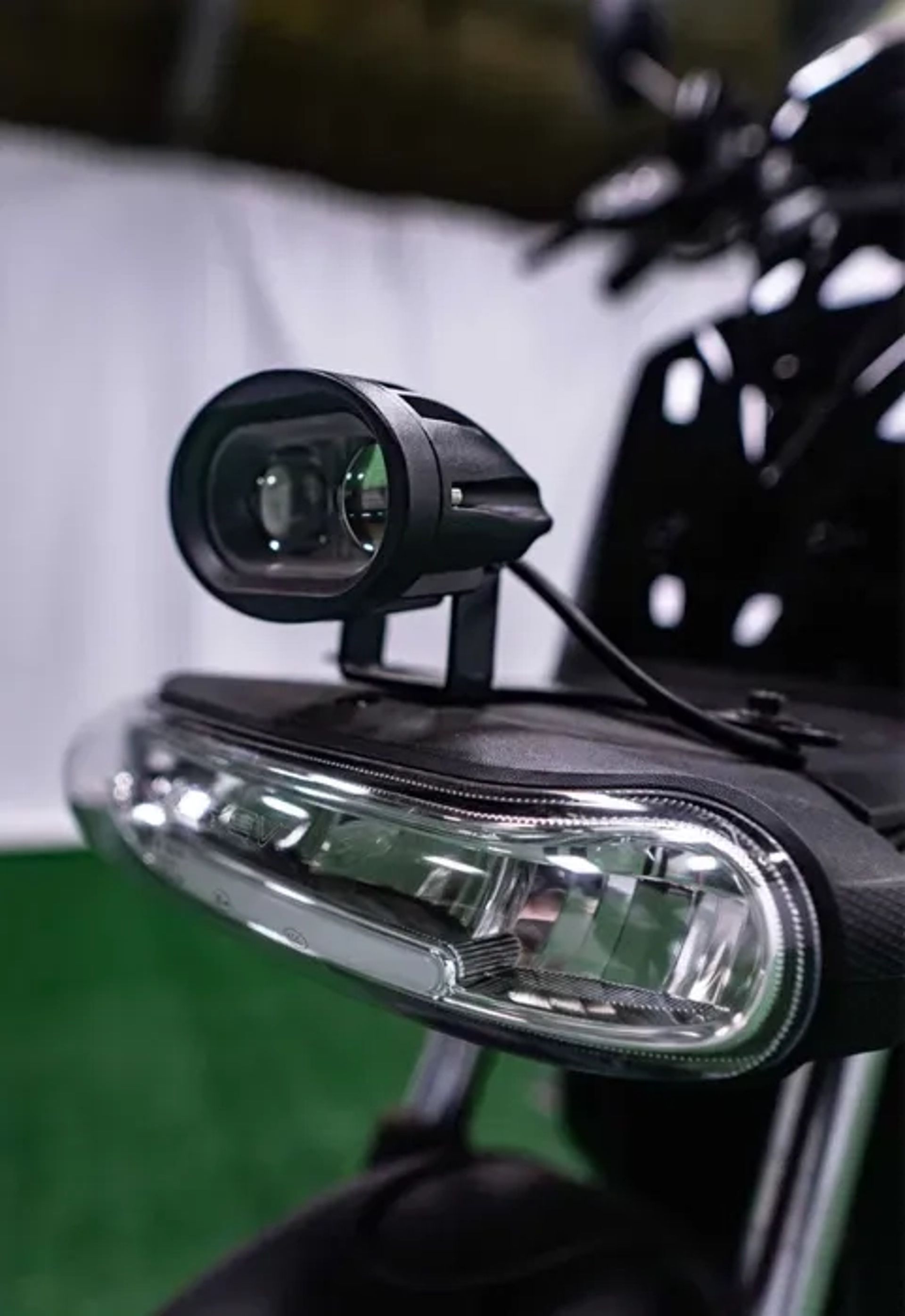 Електроскутери Aima для доставки Glovo, Bolt
