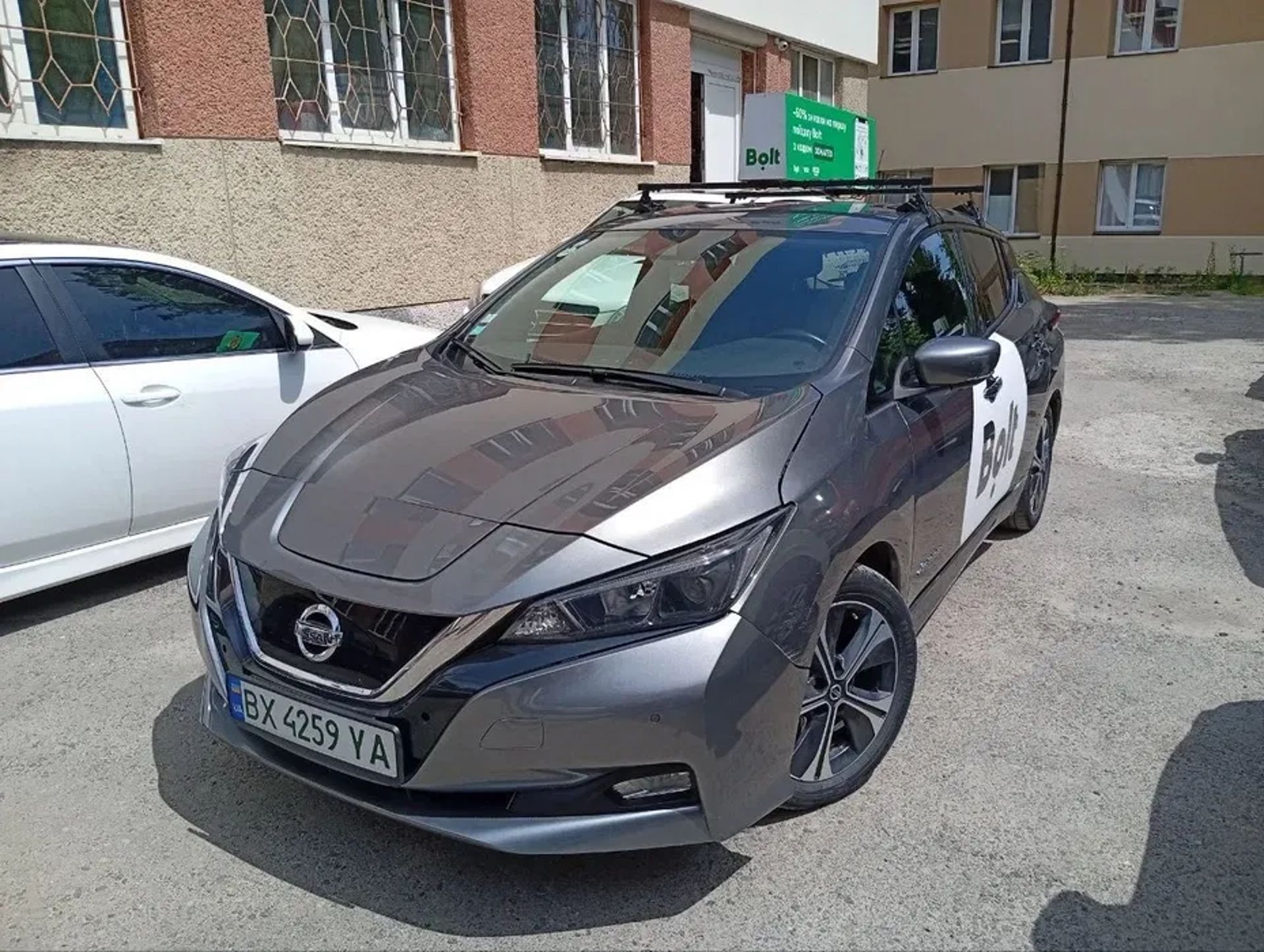 Авто Hyundai Ioniq, Nissan Leaf