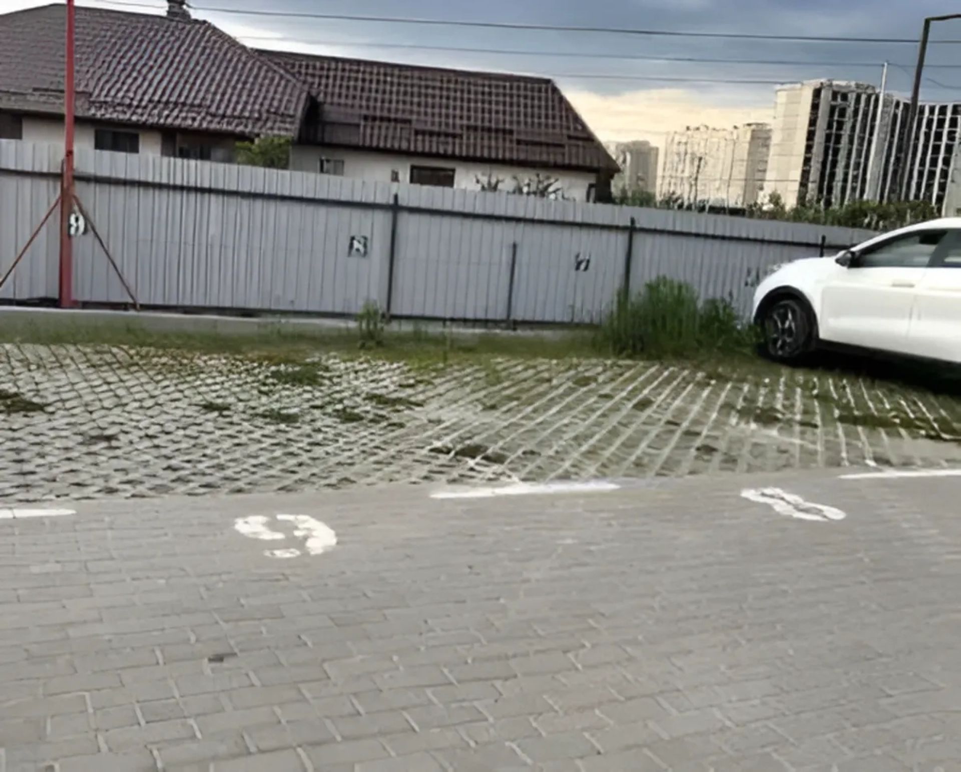 Зручне паркомісце в закритому ЖК !