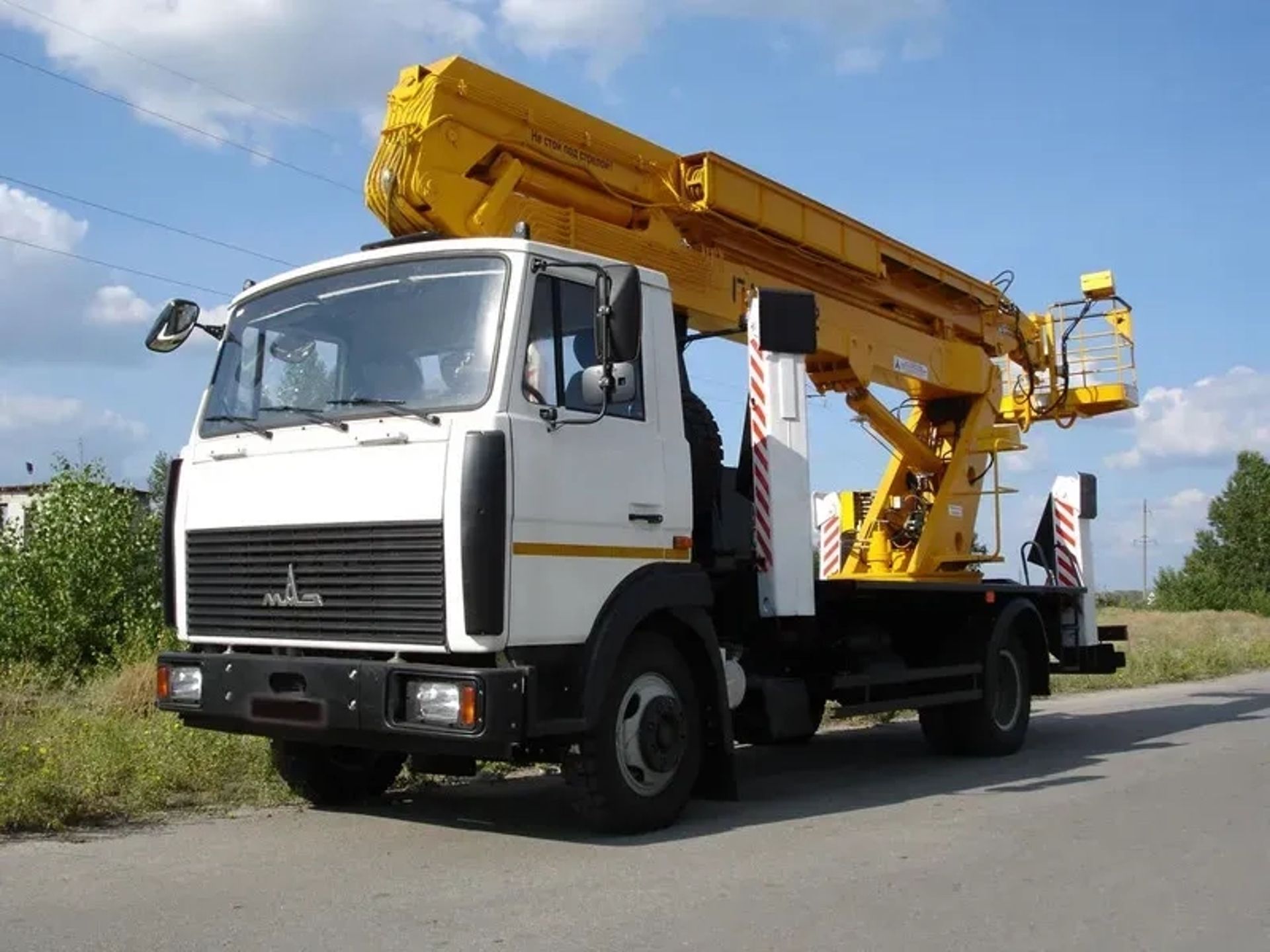 Автовишка АГП-22 на базі вантажівки МАЗ