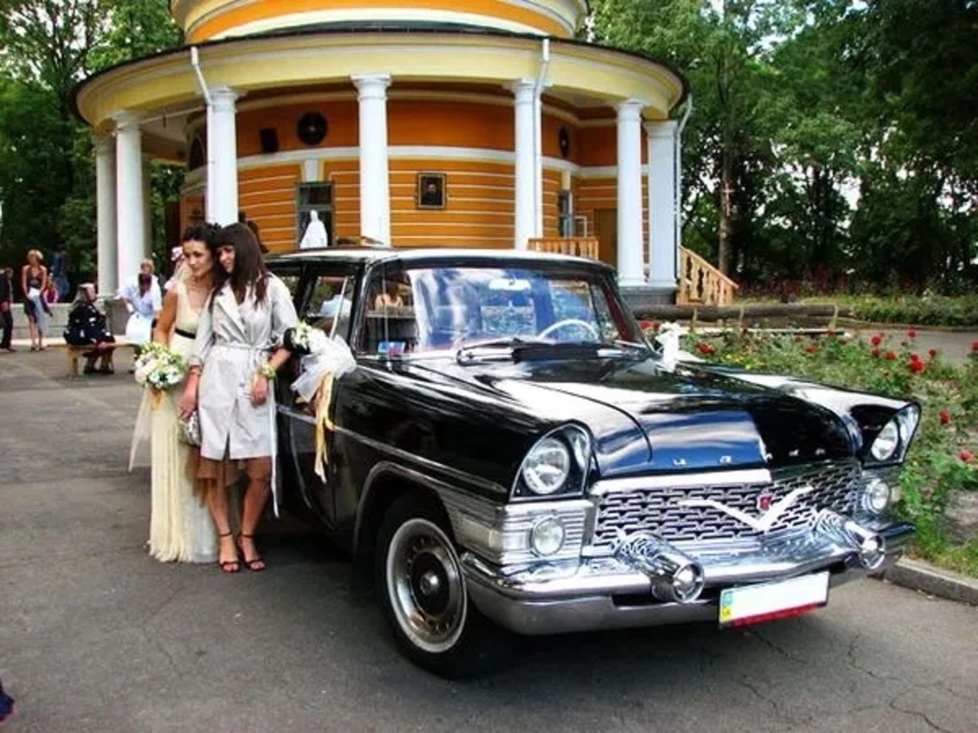 206 Ретро авто на весілля Chayka GAZ-13 чорна