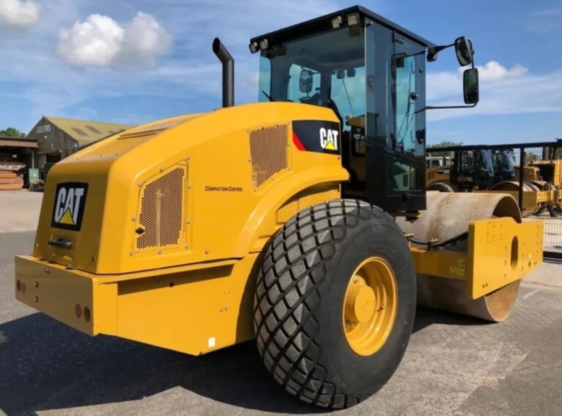Каток CATERPIILLAR CS64B Експлуатаційна маса:12 355 кг