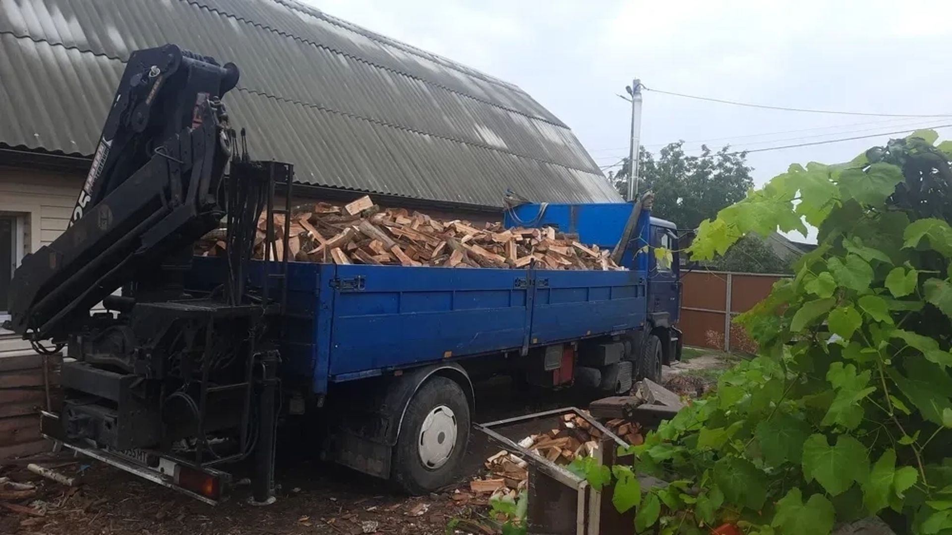 Кран-маніпулятор Hiab на вантажному шасі MAN