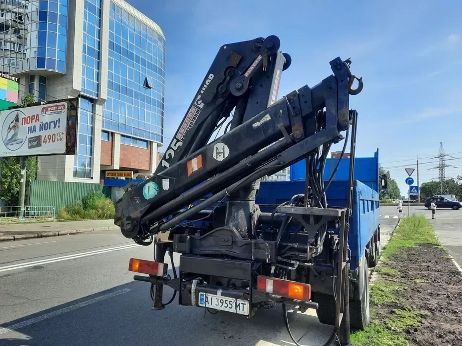 Кран-маніпулятор Hiab на вантажному шасі MAN