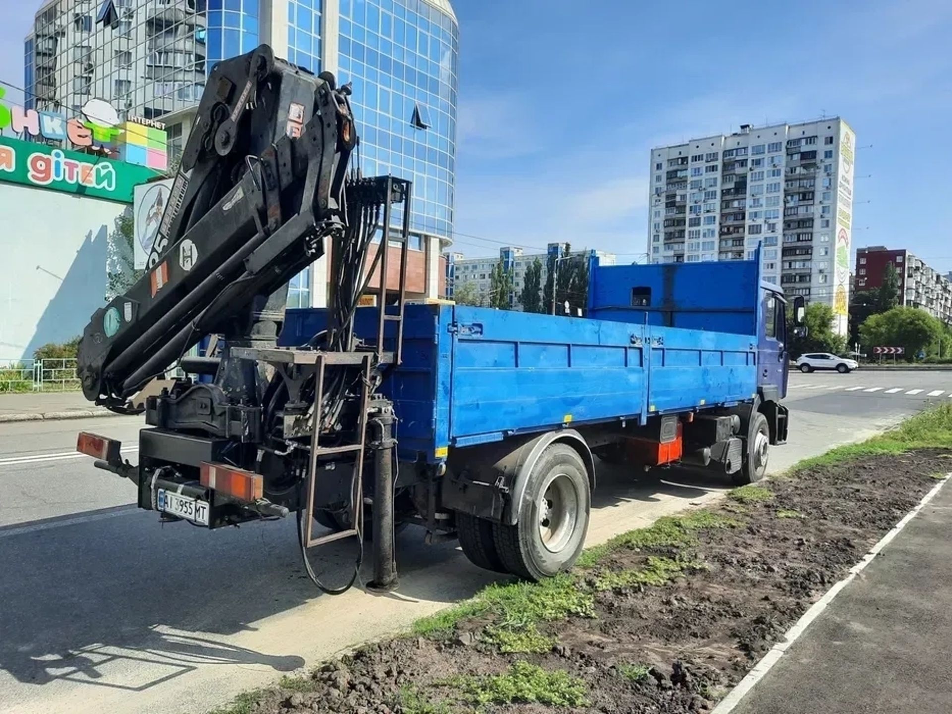 Кран-маніпулятор Hiab на вантажному шасі MAN