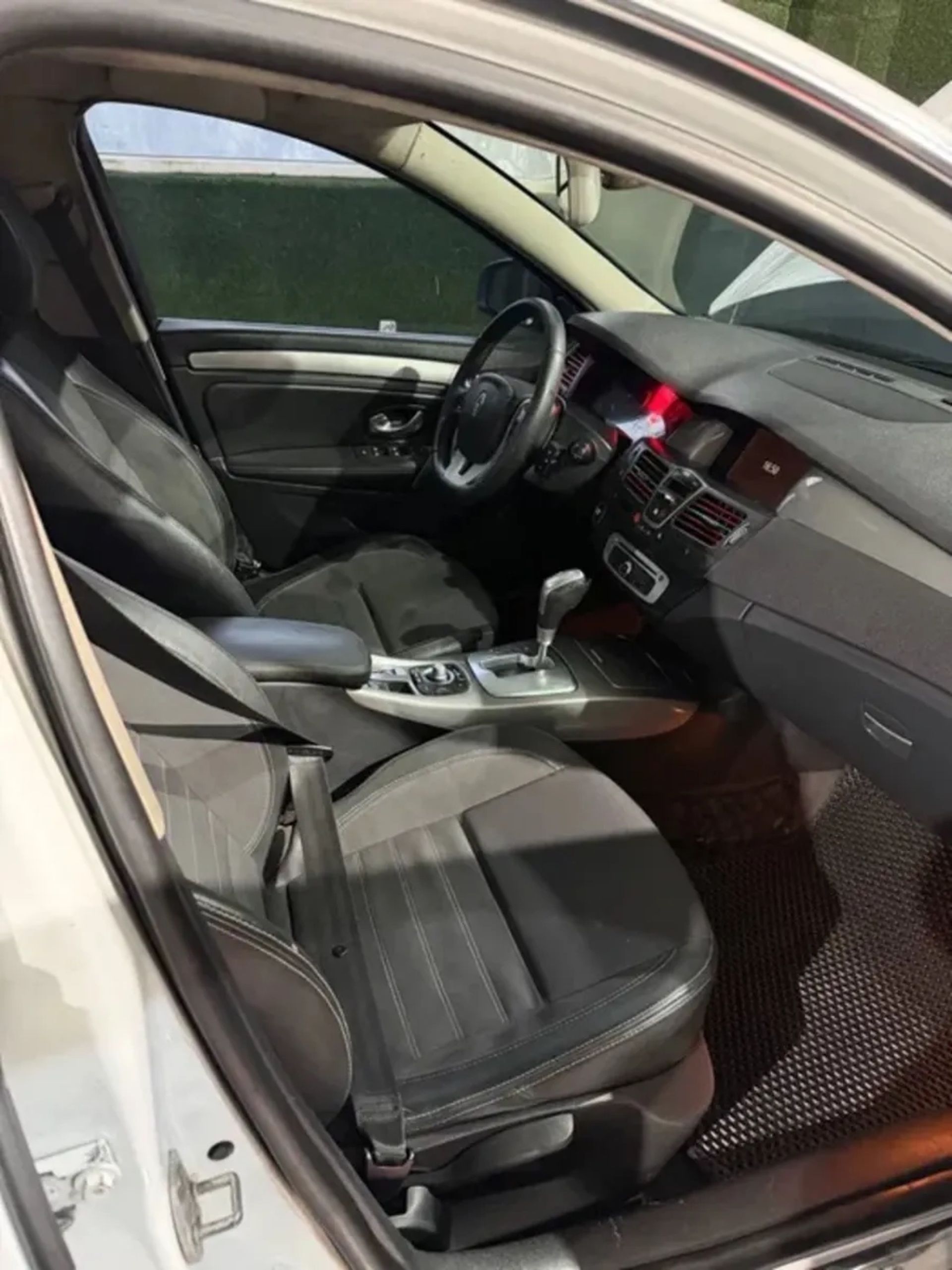 Доглянутий автомобіль Renault Laguna