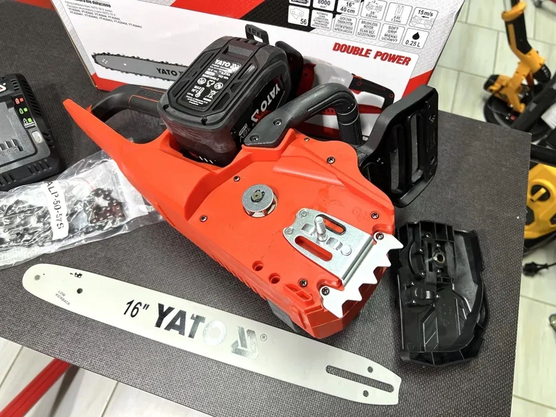 Пила ланцюгова акумуляторна YATO YT-828132 Комплект (АКБ 2 x 4Ач + ЗУ)