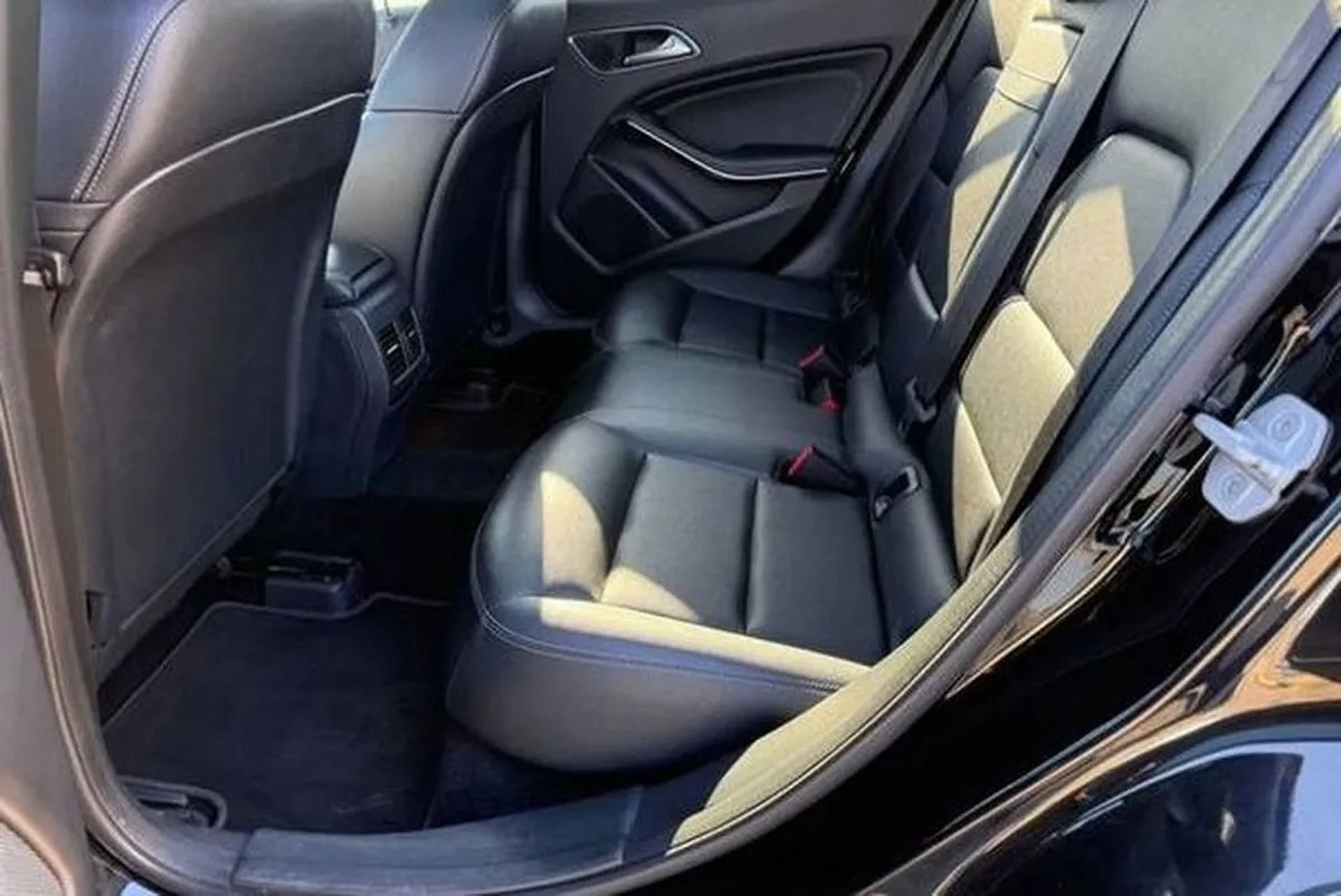 445 Позашляховик Mercedes-Benz GLA 250 на весілля