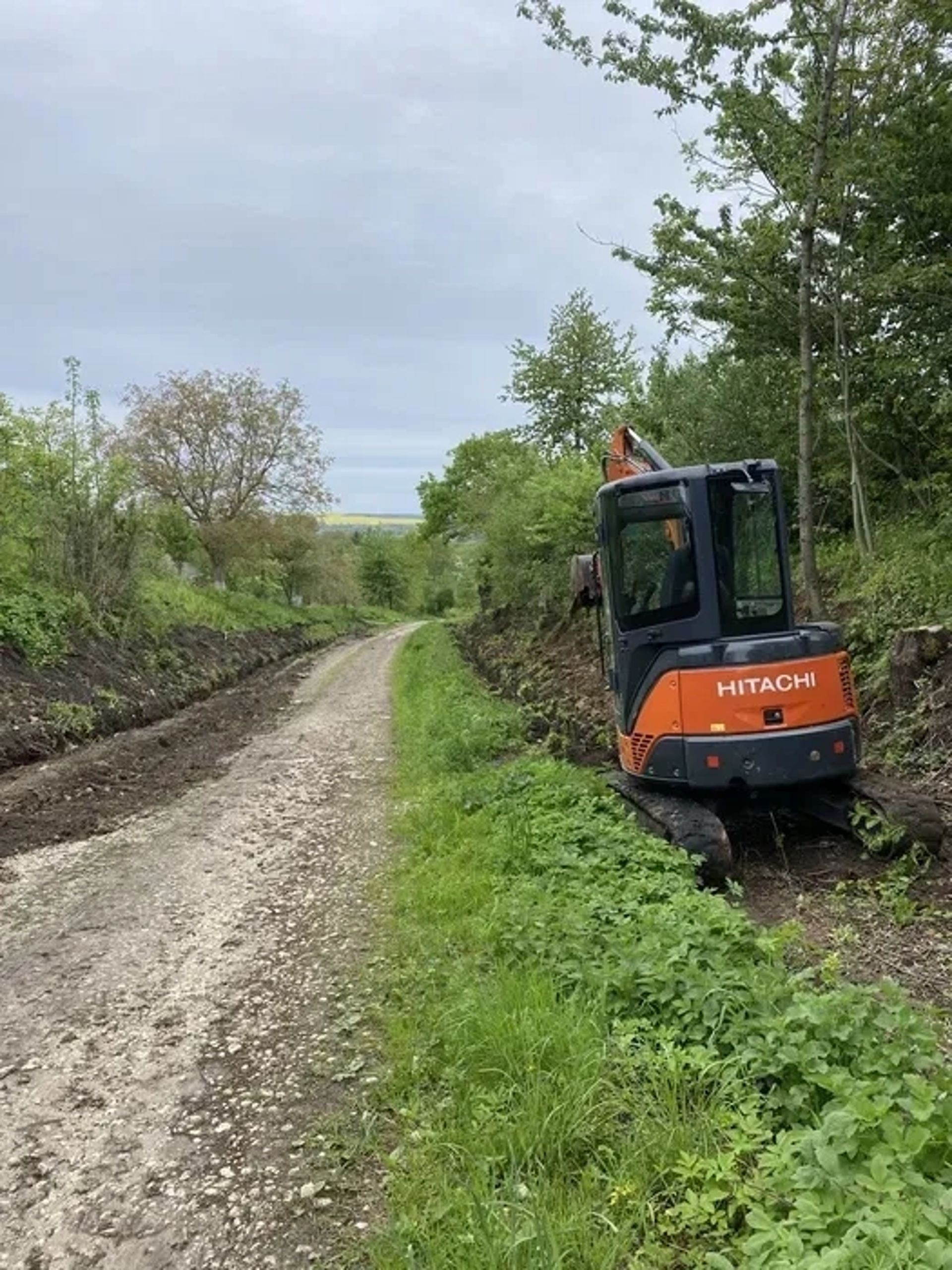 Міні ескаватор HITACHI для виконання будівельних робіт