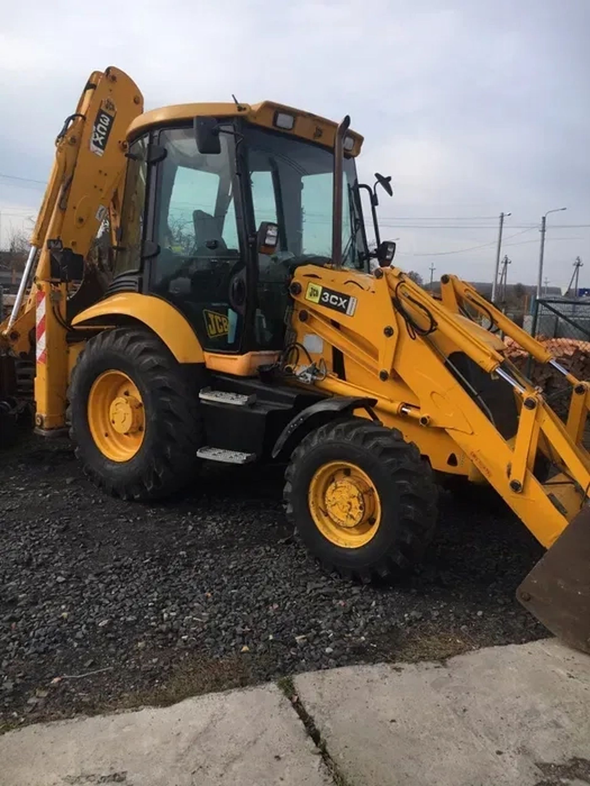 Ескаватор навантажувач JCB 3cx для земельних робiт