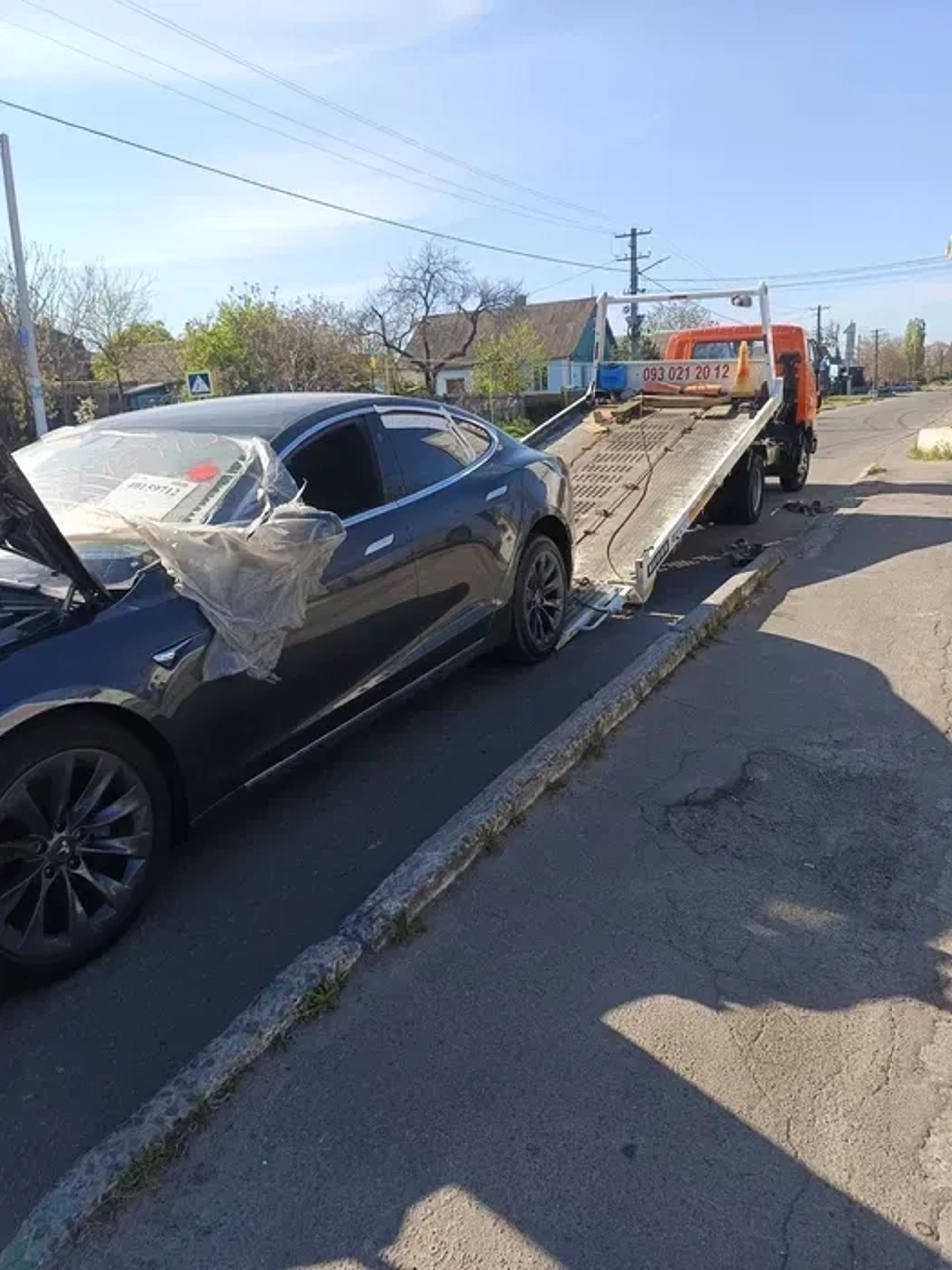 Евакуатор Mitsubishi Fuso Canter із зсувною гідроплатформою.