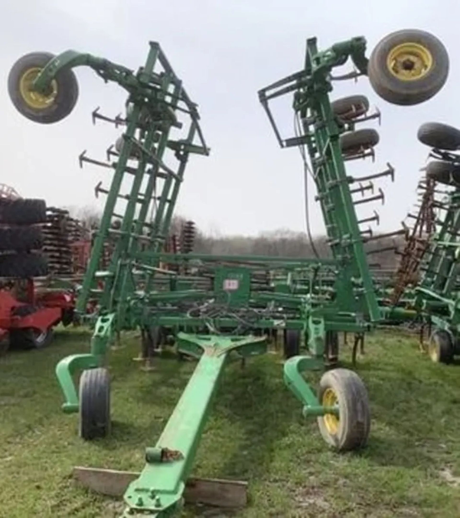 Культиватор John Deere 2210 для вирівнювання поверхні поля